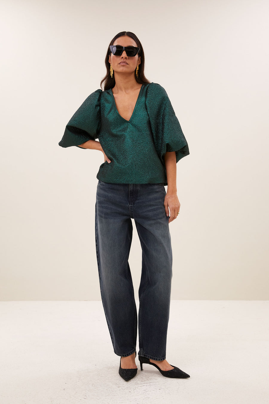 juta-metallic-blouse-green-metallic-korte fit-pofmouwen-v-halslijn-by-bar-sfeerbeeld