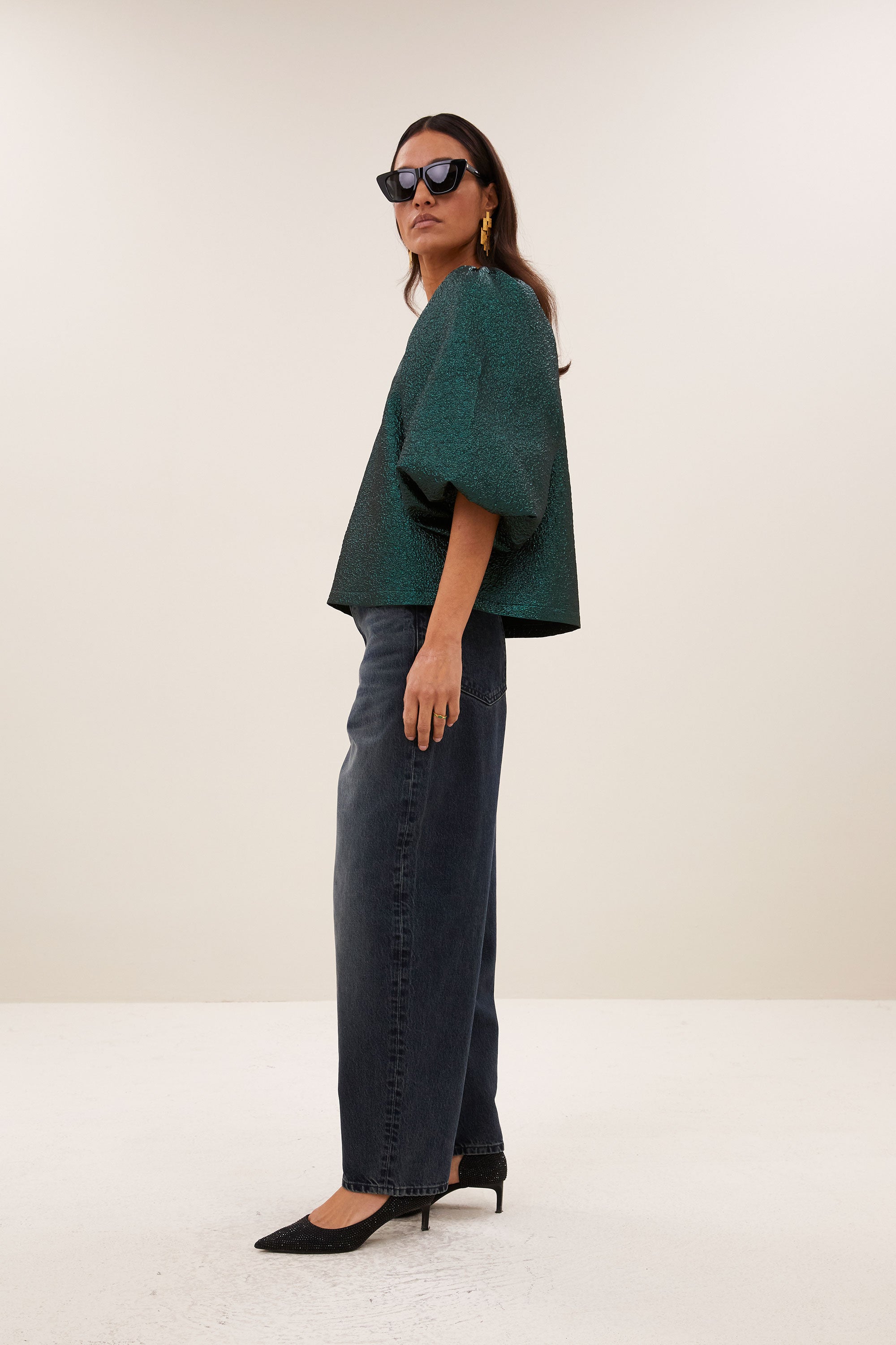 juta-metallic-blouse-green-metallic-korte fit-pofmouwen-v-halslijn-by-bar-zijaanzicht