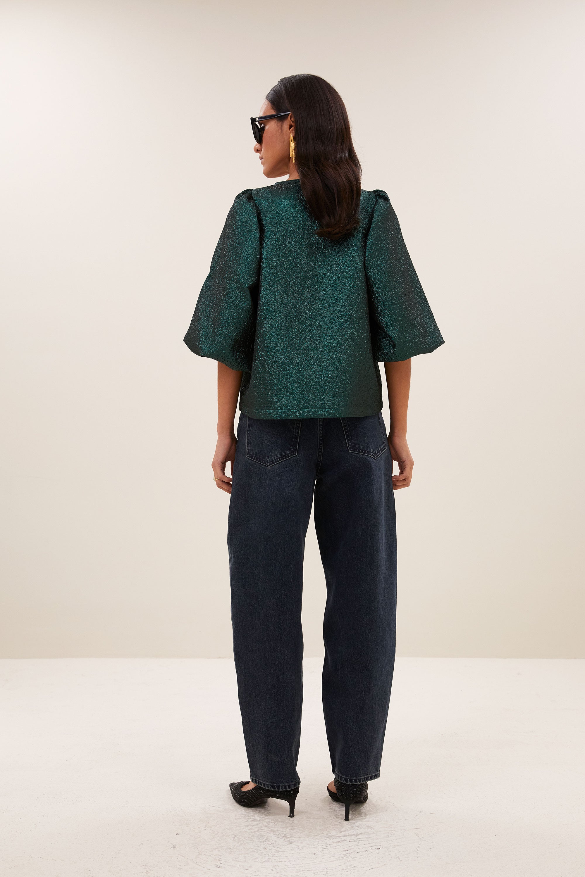 juta-metallic-blouse-green-metallic-korte fit-pofmouwen-v-halslijn-by-bar-achteraanzicht