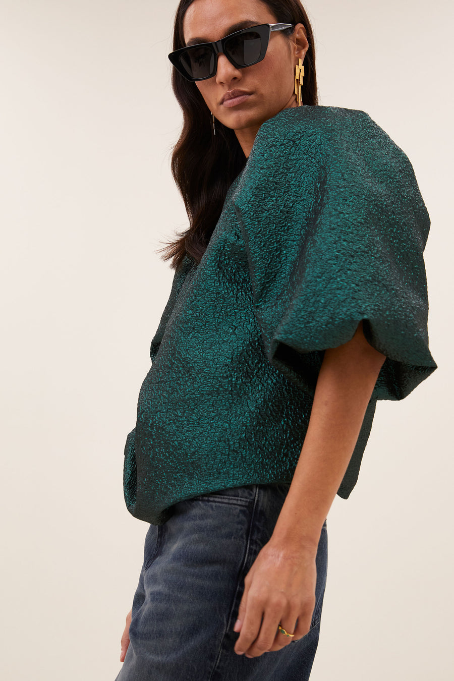 juta-metallic-blouse-green-metallic-korte fit-pofmouwen-v-halslijn-by-bar-detail