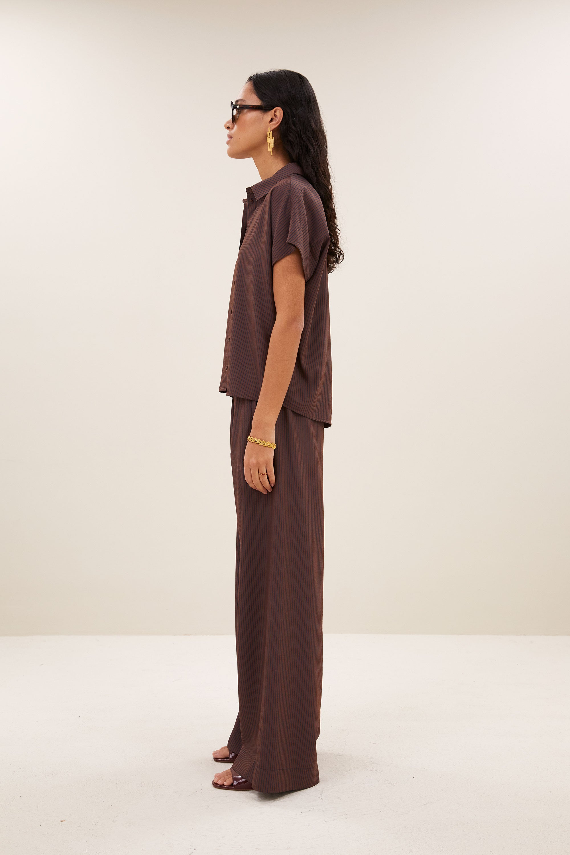 barley-tan-stripe-blouse-tanning-stripe-knoopsluiting-kleine kapmouw-opstaande kraag-by-bar-zijaanzicht