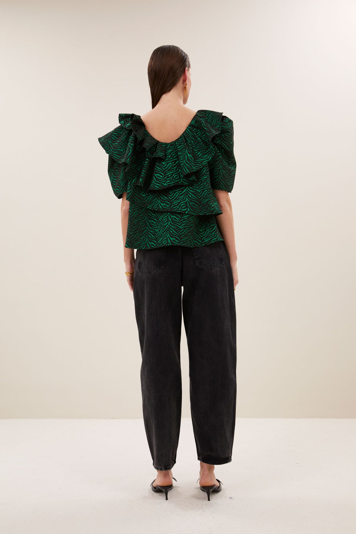 liz-zebra-blouse-green-zebra-normale pasvorm-ronde halslijn-ruches-by-bar-achteraanzicht