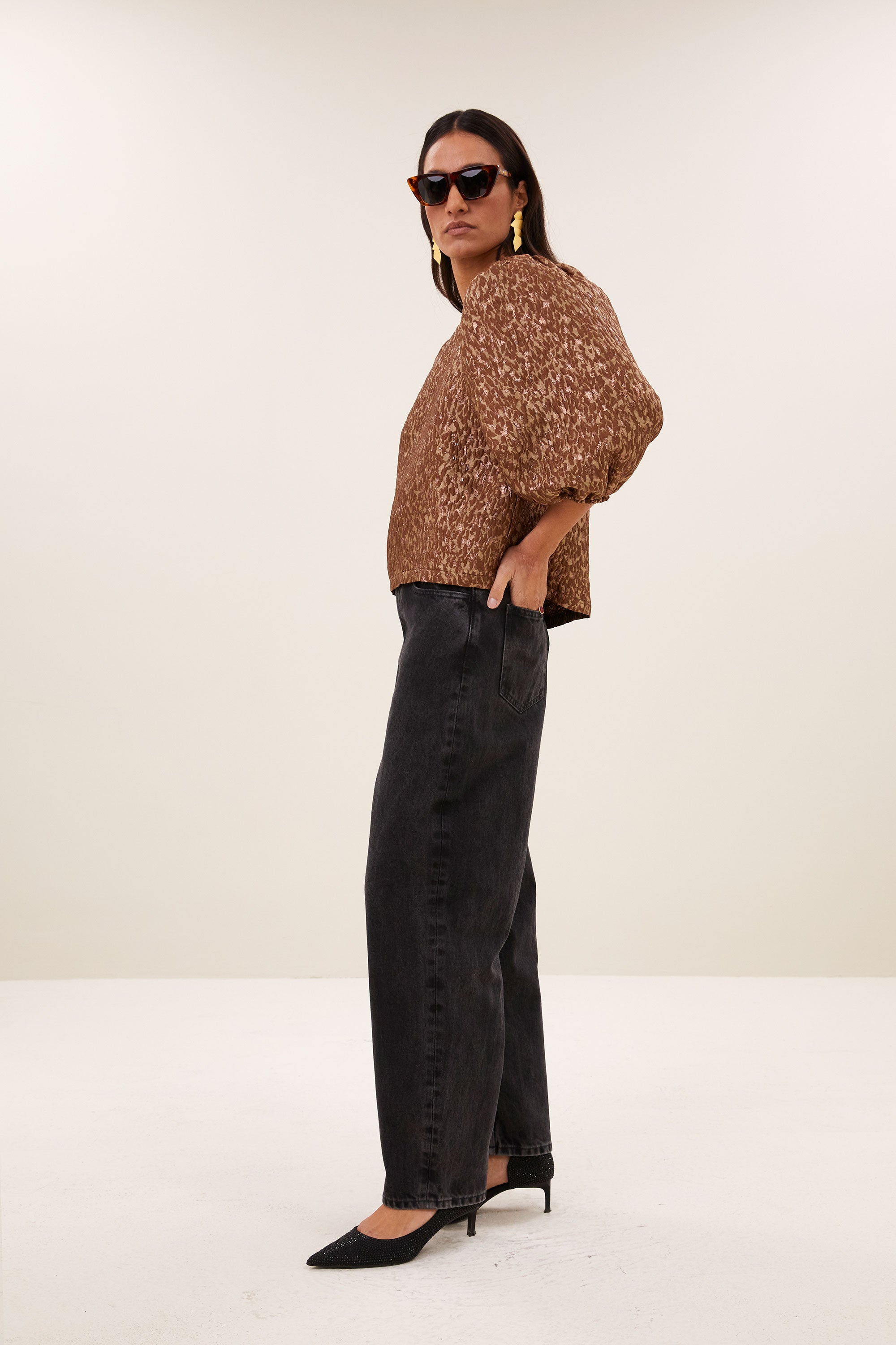 jet-sparkle-cheetah-blouse-copper-cheetah-pofmouwen-ronde halslijn-statement print-by-bar-zijaanzicht