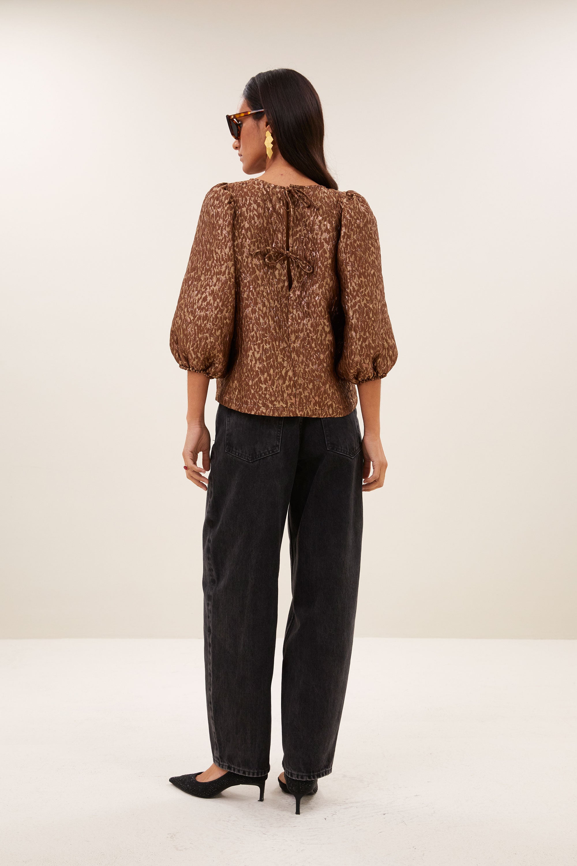 jet-sparkle-cheetah-blouse-copper-cheetah-pofmouwen-ronde halslijn-statement print-by-bar-achteraanzicht