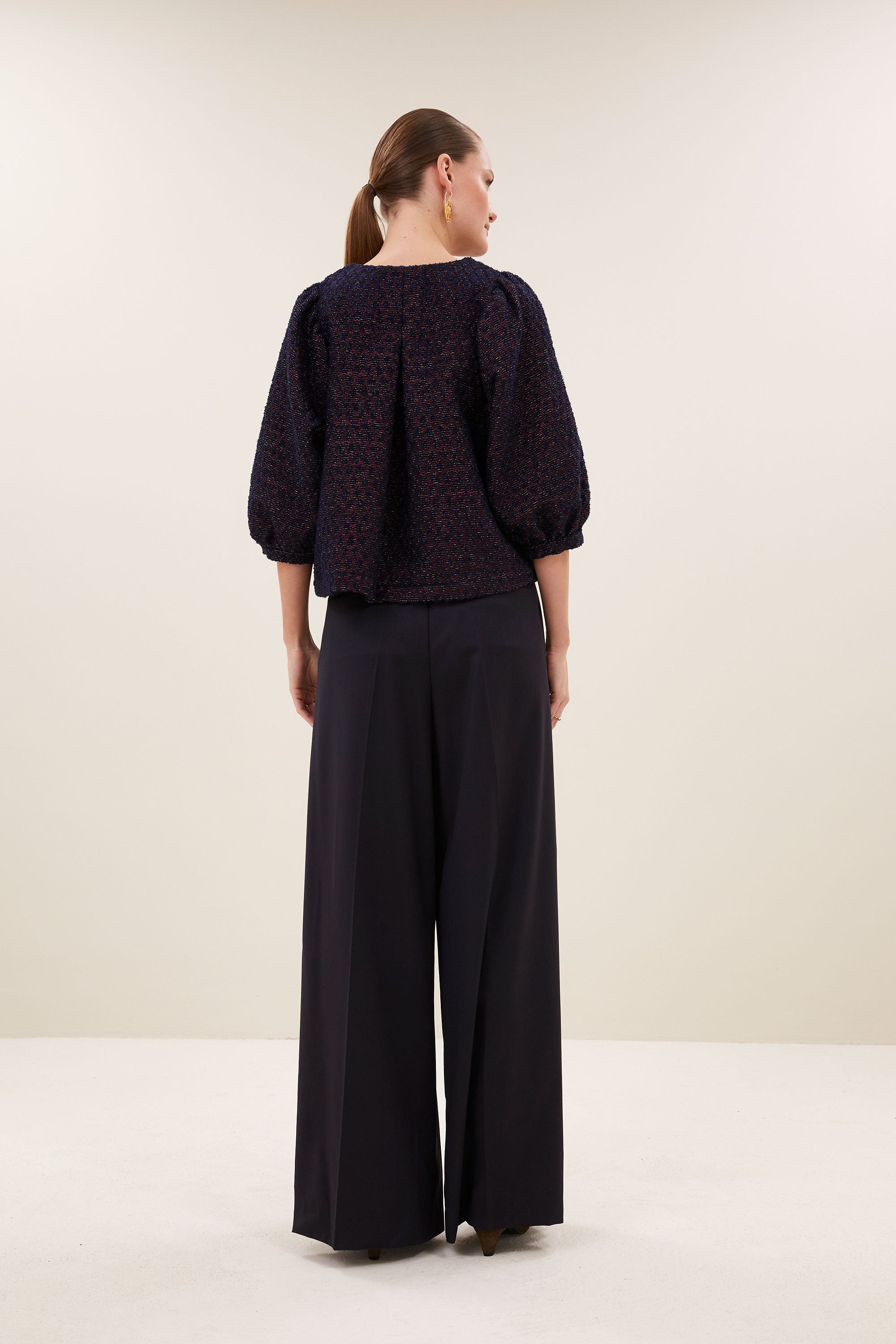 mauri-sparkle-blouse-diamond-check-verborgen haak-en-oogsluiting-pofmouwen-ronde halslijn-by-bar-achteraanzicht