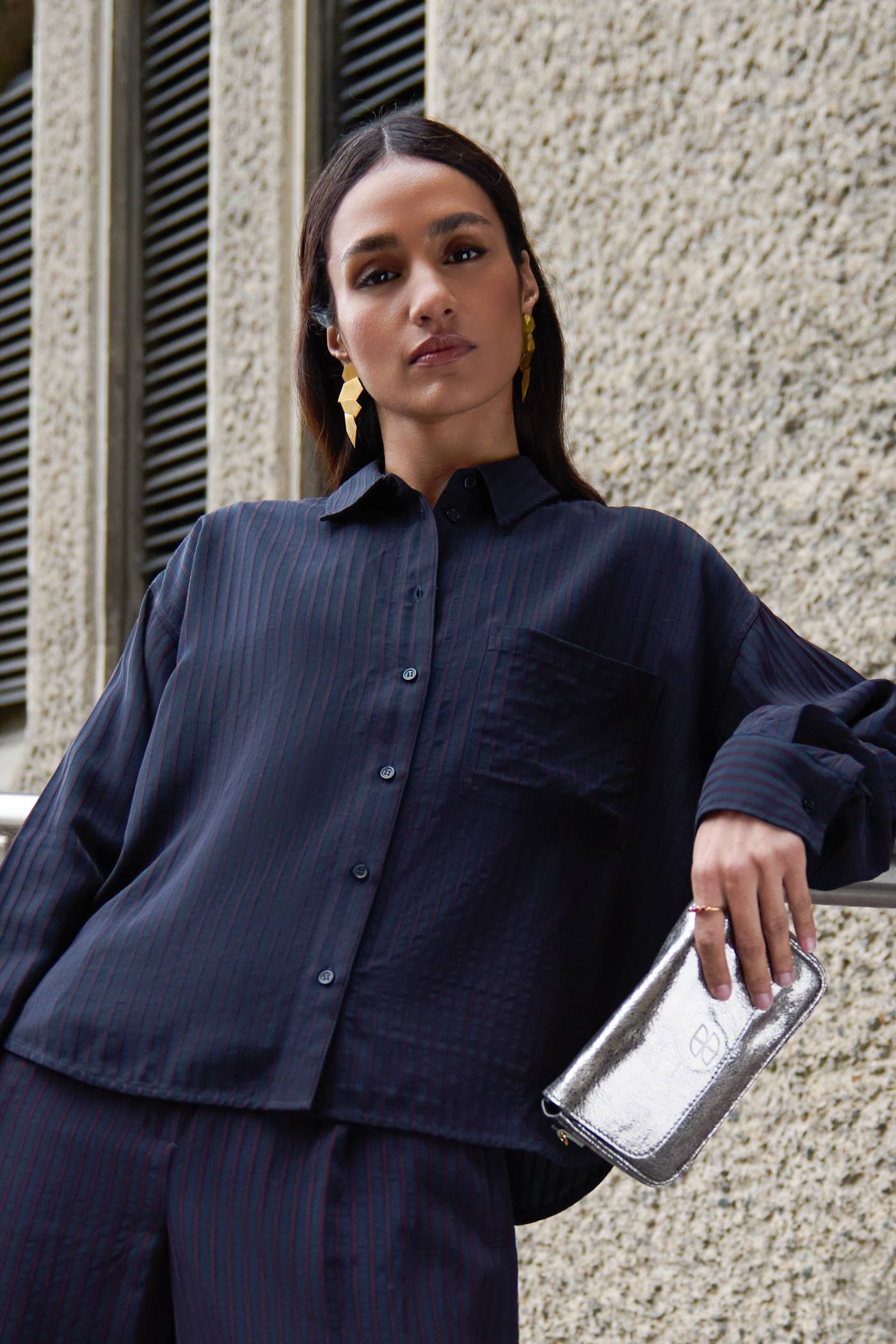 lise-wide-stripe-blouse-wine-stripe-all-time classic-verborgen steekzakken-draagbaar als set-by-bar-sfeerbeeld