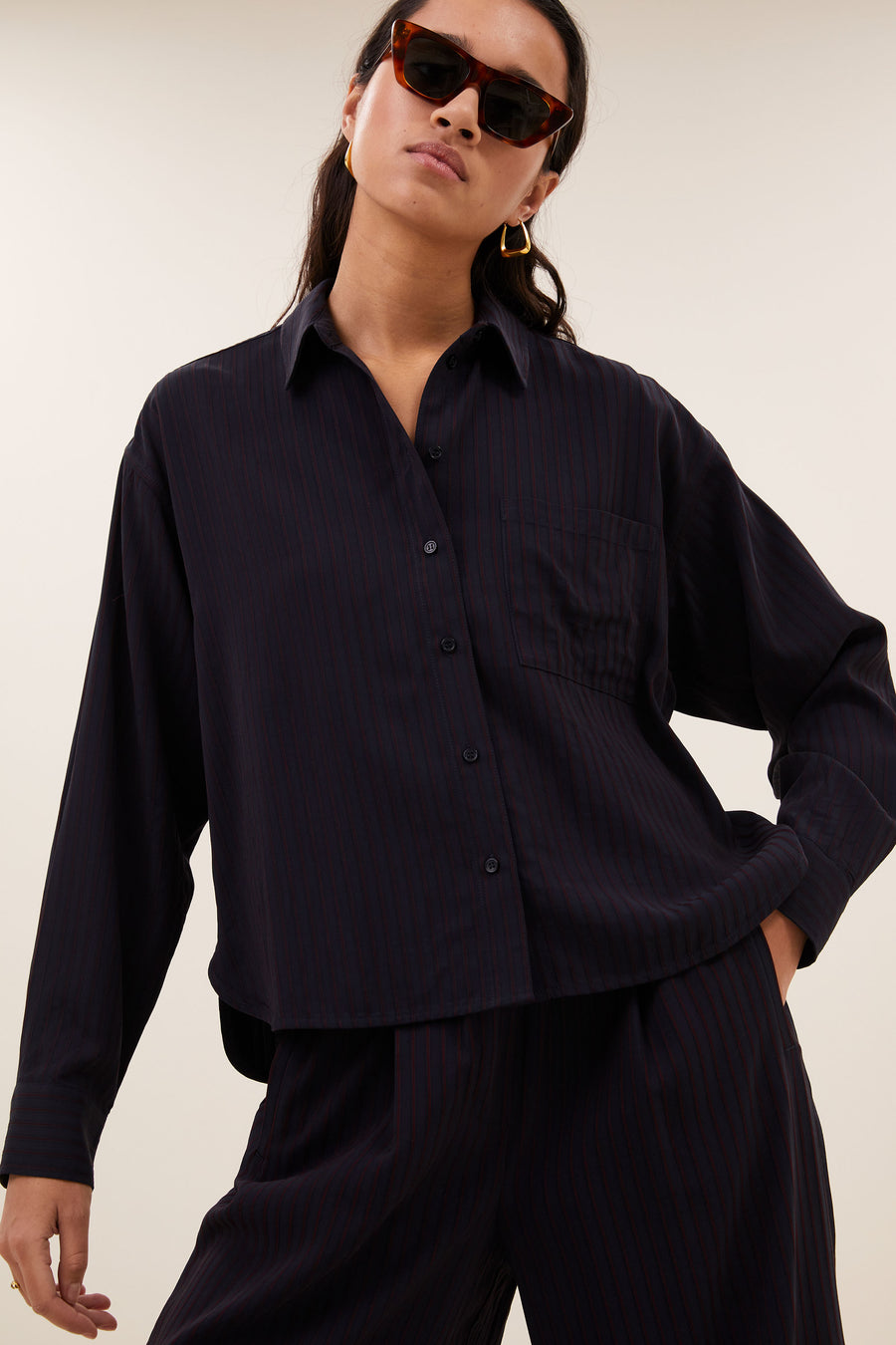 lise-wide-stripe-blouse-wine-stripe-all-time classic-verborgen steekzakken-draagbaar als set-by-bar-detail