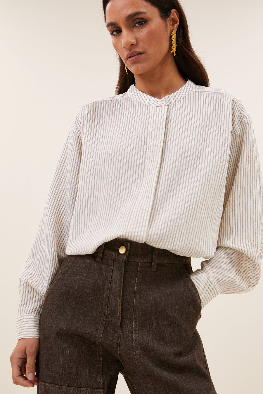fia-thin-stripe-blouse-jet-black-stripe-knoopsluiting-losvallende pasvorm-ronde halslijn-by-bar-sfeerbeeld