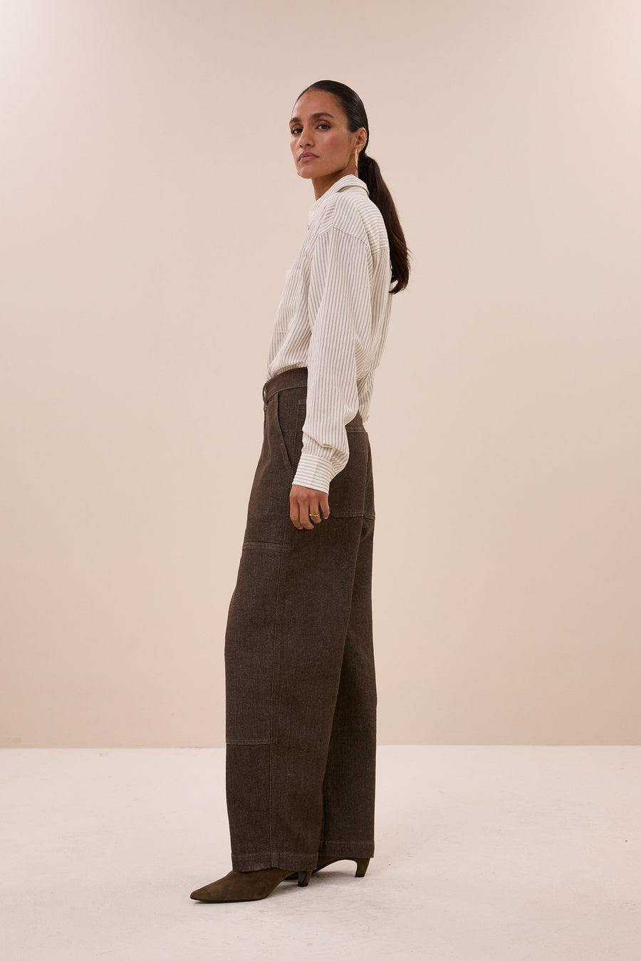 lise-thin-stripe-blouse-jet-black-stripe-casual fit-comfortabele pasvorm-must-have essential-by-bar-zijaanzicht