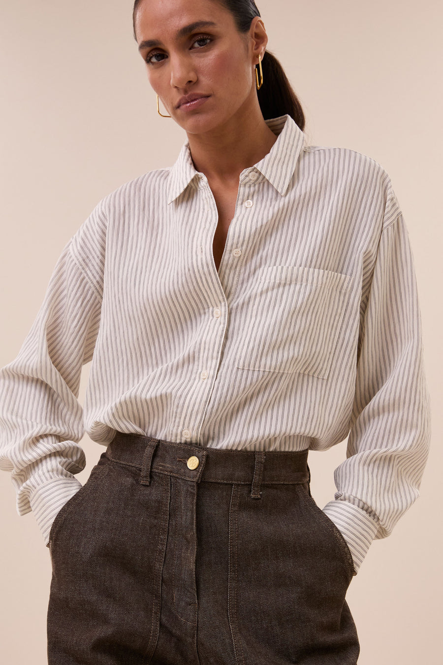 lise-thin-stripe-blouse-jet-black-stripe-casual fit-comfortabele pasvorm-must-have essential-by-bar-detail