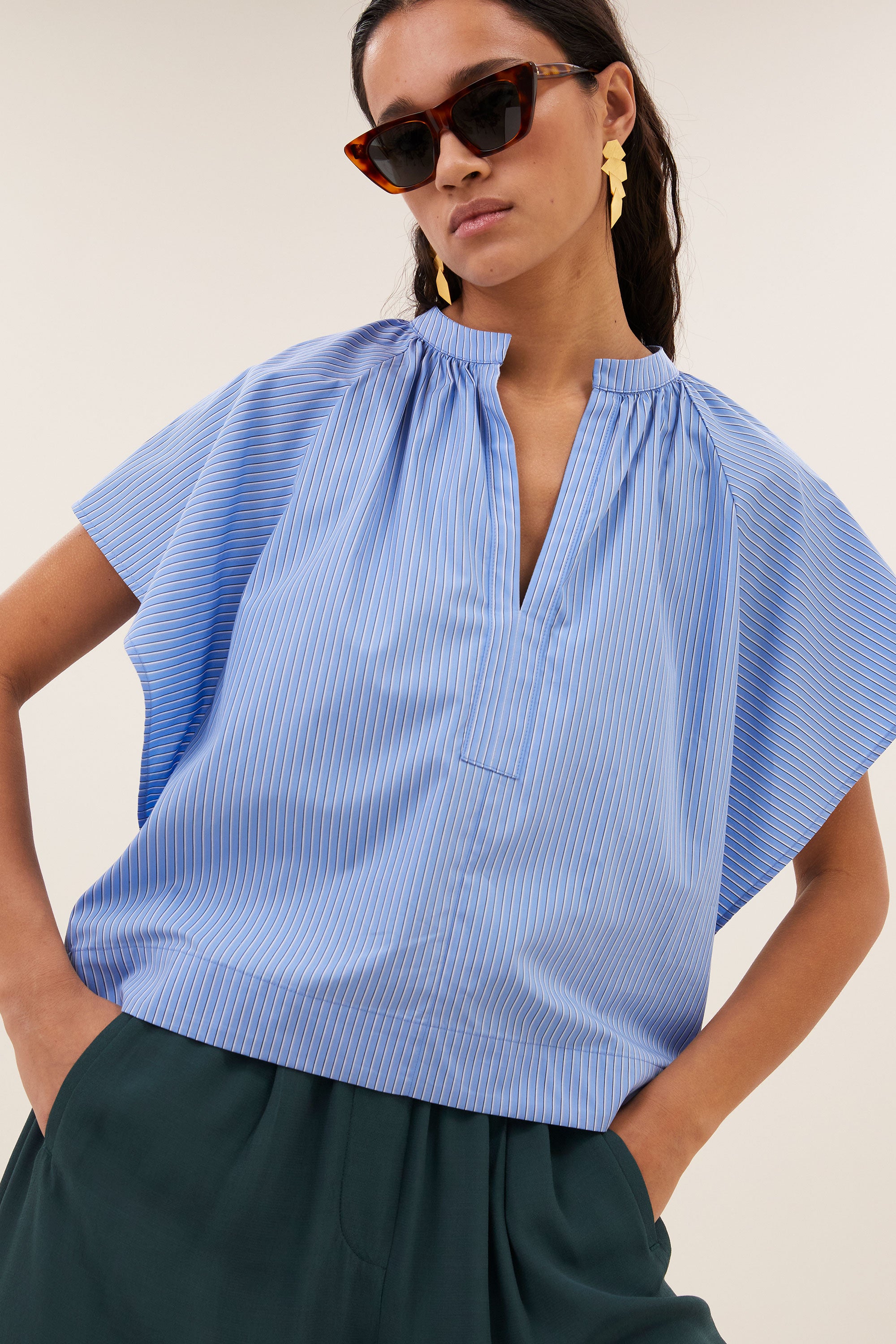 vina-cloud-blouse-cloud-blue-stripe-losvallende pasvorm-kleine kapmouw-v-halslijn-by-bar-detail