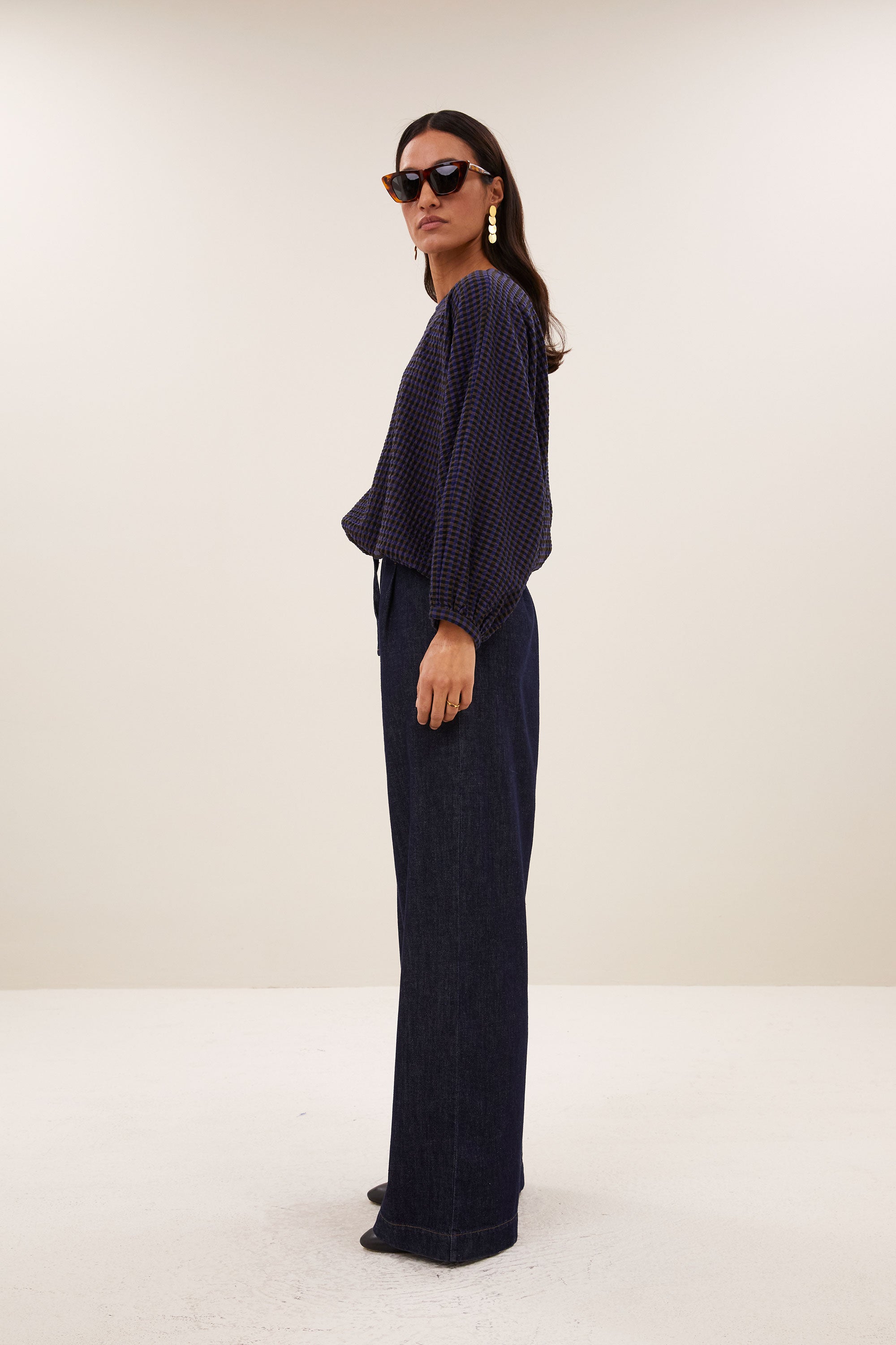 gaya-blouse-galaxy-check-comfortabele draagervaring-ronde halslijn-statement print-by-bar-zijaanzicht