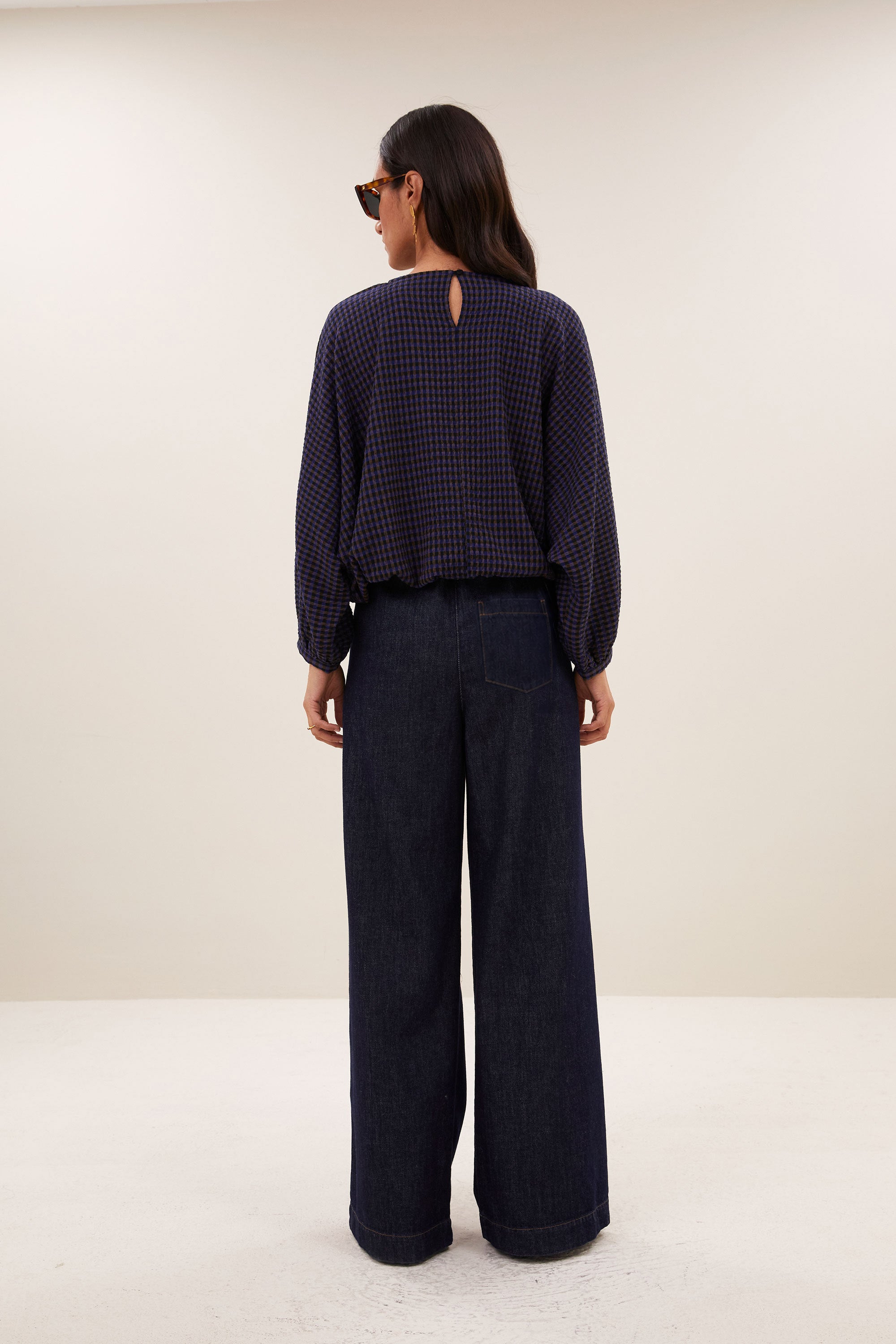 gaya-blouse-galaxy-check-comfortabele draagervaring-ronde halslijn-statement print-by-bar-achteraanzicht