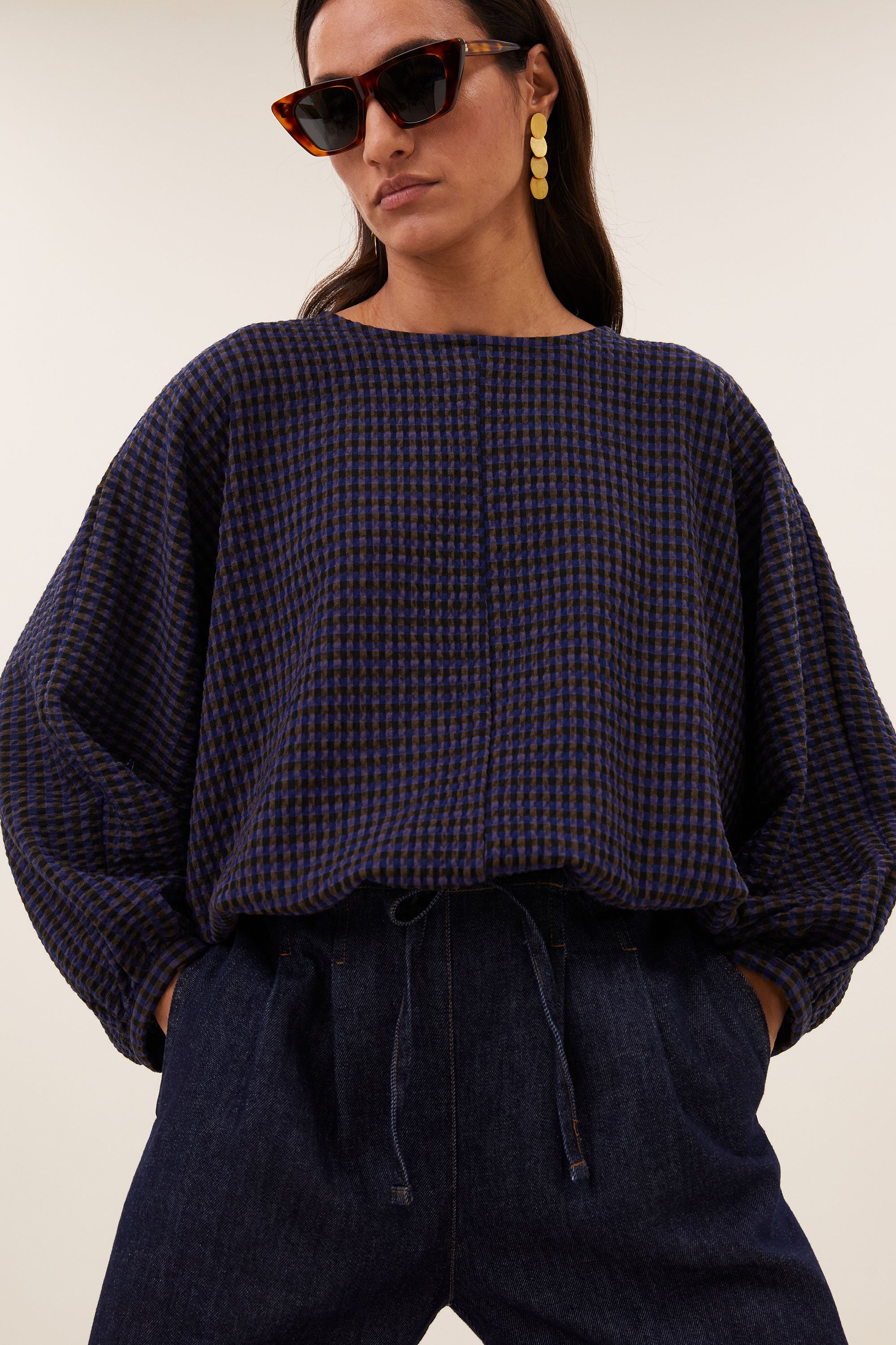gaya-blouse-galaxy-check-comfortabele draagervaring-ronde halslijn-statement print-by-bar-sfeerbeeld