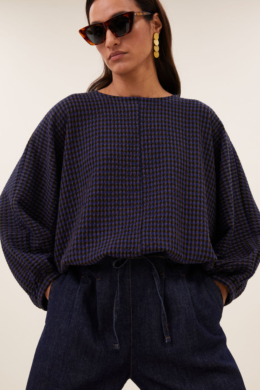 gaya-blouse-galaxy-check-comfortabele draagervaring-ronde halslijn-statement print-by-bar-sfeerbeeld
