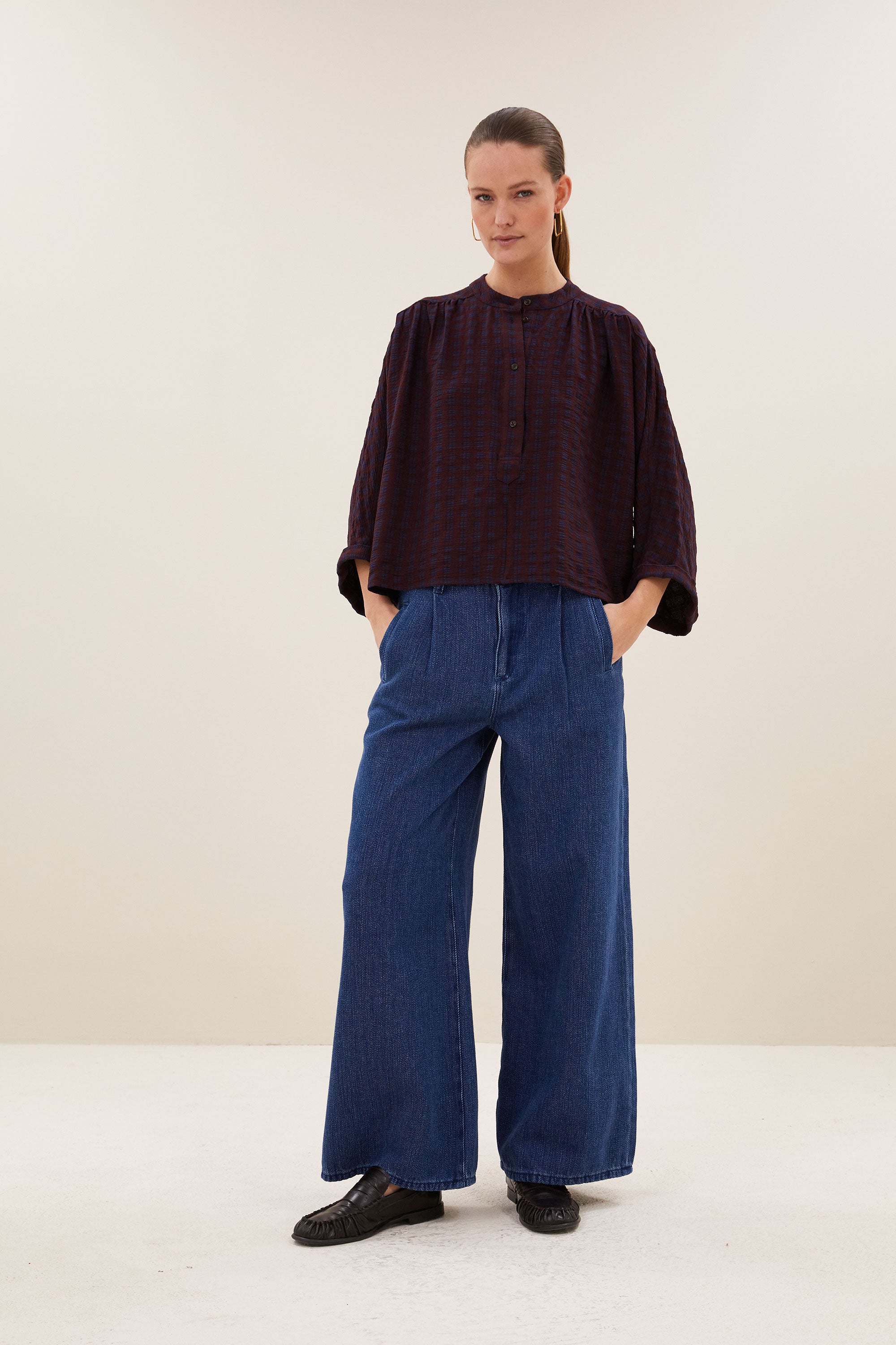 jess-blouse-wine-check-comfortabele draagervaring-knoopsluiting-ronde halslijn-by-bar-vooraanzicht