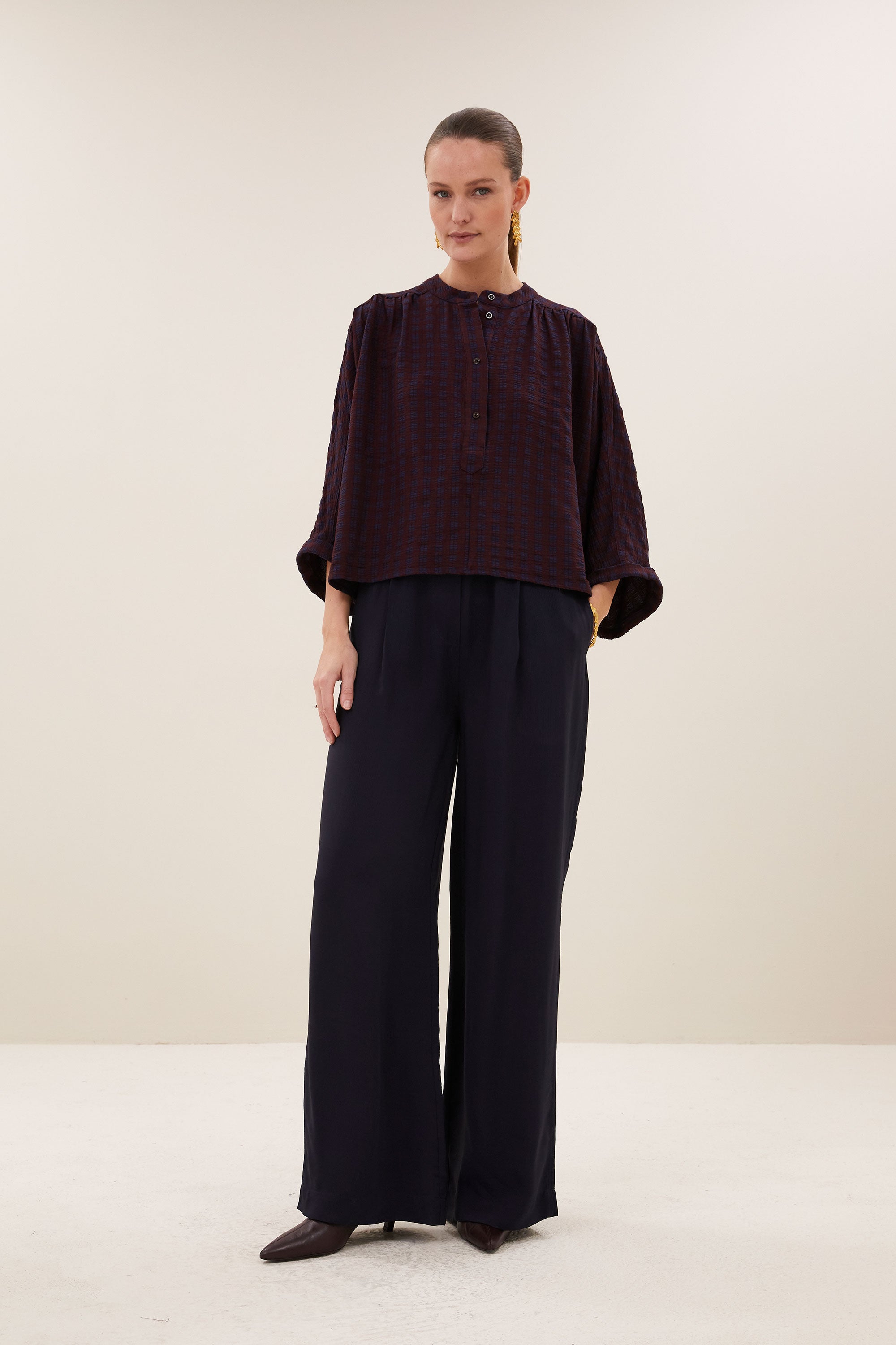 jess-blouse-wine-check-comfortabele draagervaring-knoopsluiting-ronde halslijn-by-bar-achteraanzicht