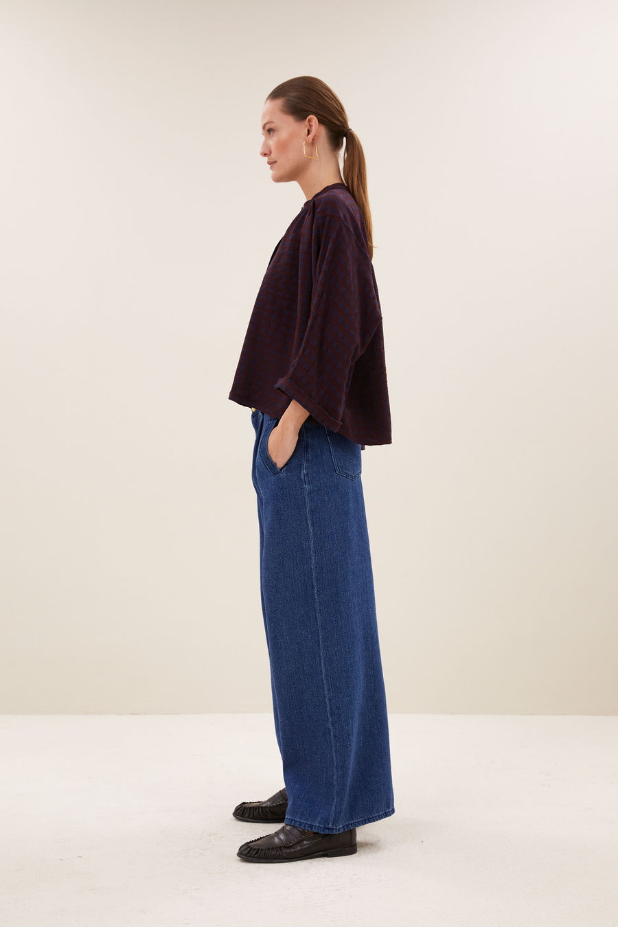 jess-blouse-wine-check-comfortabele draagervaring-knoopsluiting-ronde halslijn-by-bar-zijaanzicht