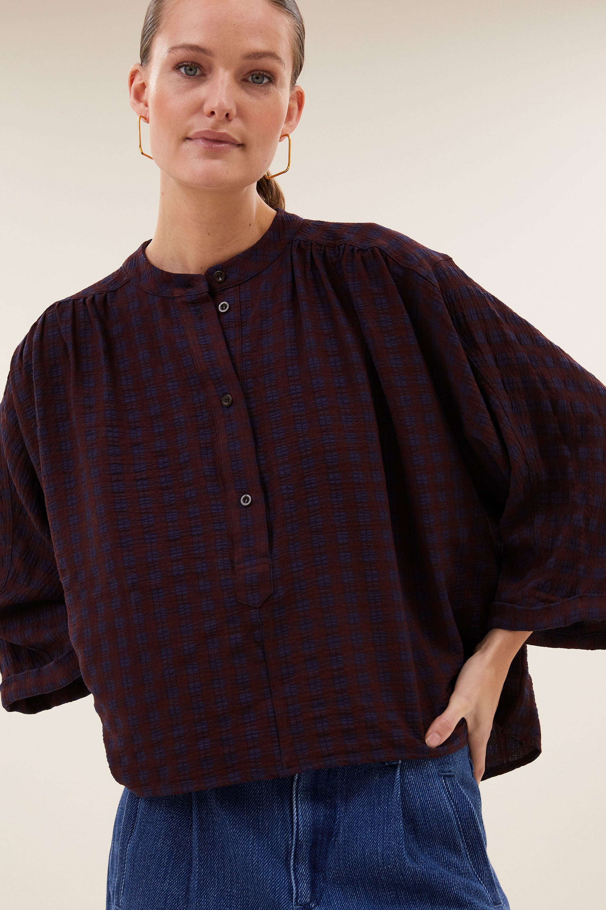 jess-blouse-wine-check-comfortabele draagervaring-knoopsluiting-ronde halslijn-by-bar-sfeerbeeld