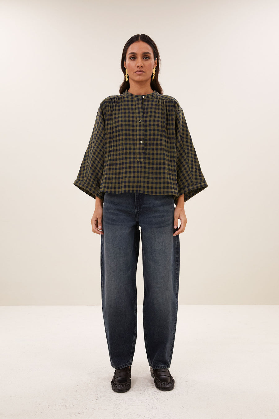 jess-blouse-olive-check-comfortabele draagervaring-knoopsluiting-ronde halslijn-by-bar-vooraanzicht