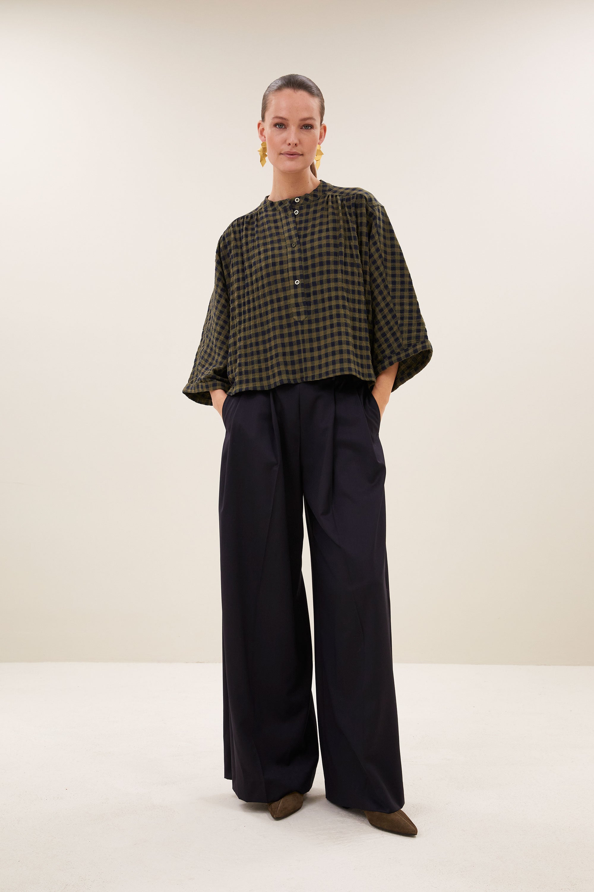 jess-blouse-olive-check-comfortabele draagervaring-knoopsluiting-ronde halslijn-by-bar-achteraanzicht