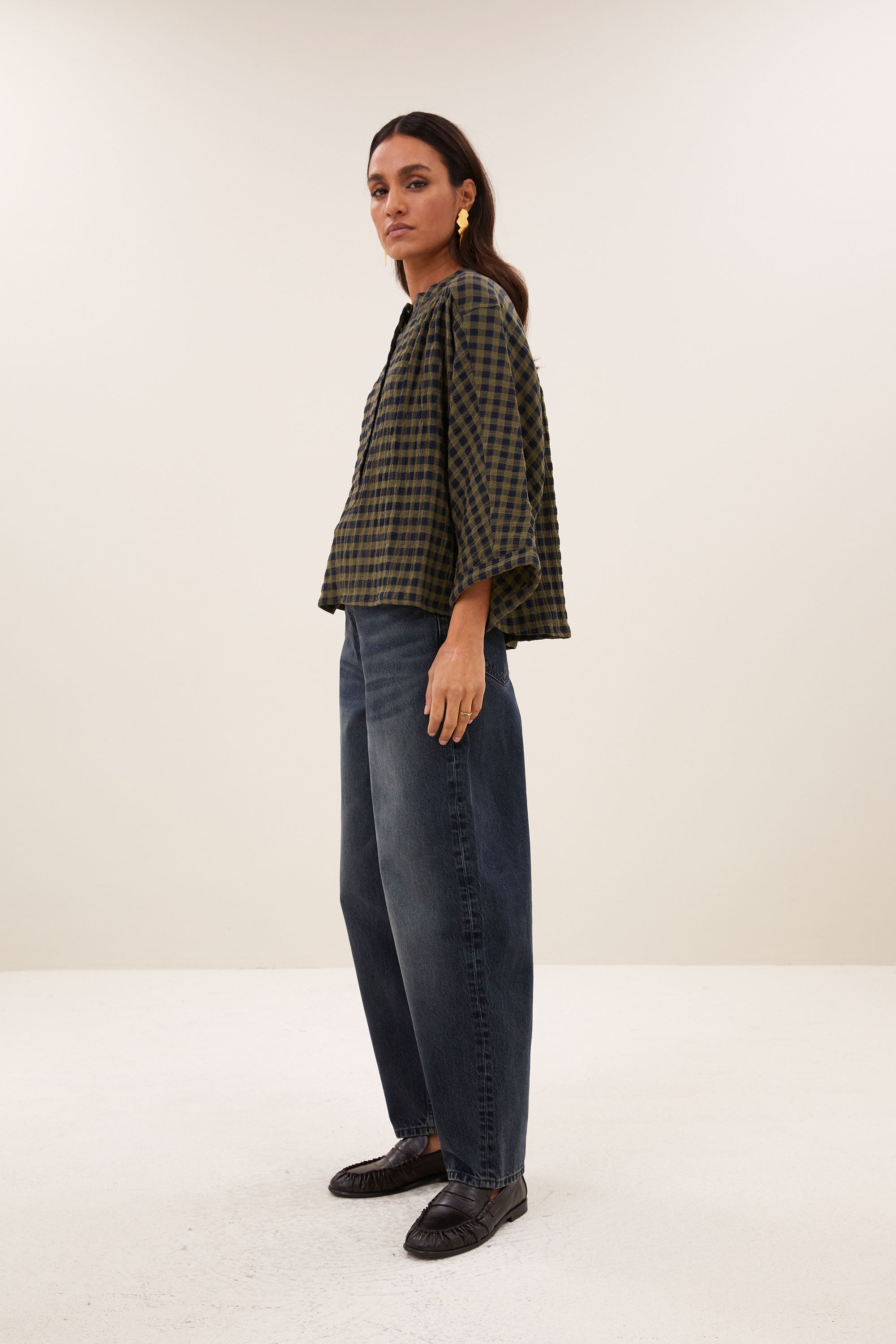 jess-blouse-olive-check-comfortabele draagervaring-knoopsluiting-ronde halslijn-by-bar-zijaanzicht