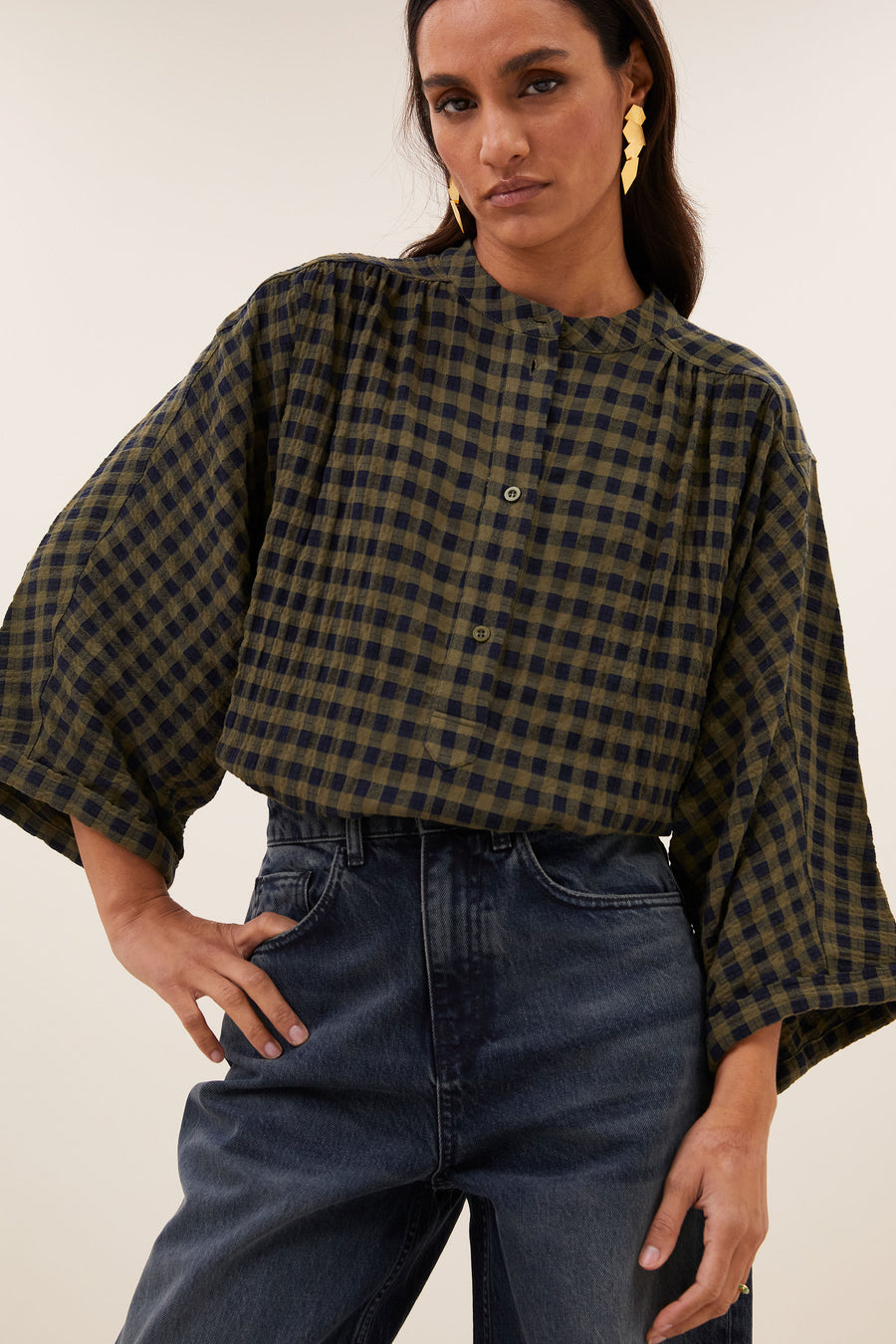 jess-blouse-olive-check-comfortabele draagervaring-knoopsluiting-ronde halslijn-by-bar-detail