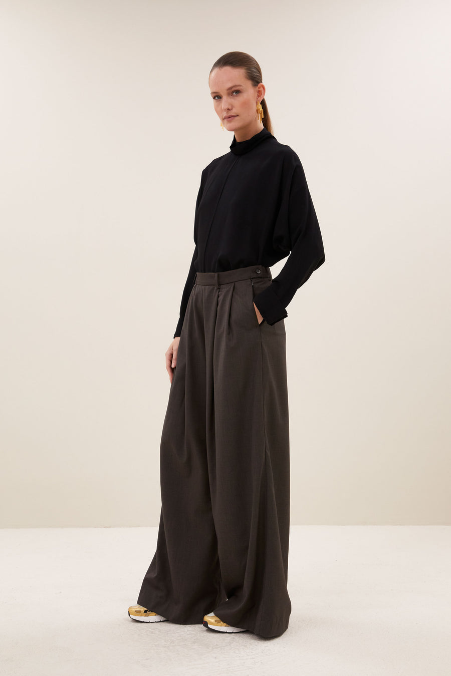 ien-viscose-blouse-jet-black-all-time classic-knoopsluiting-hoge hals-by-bar-vooraanzicht