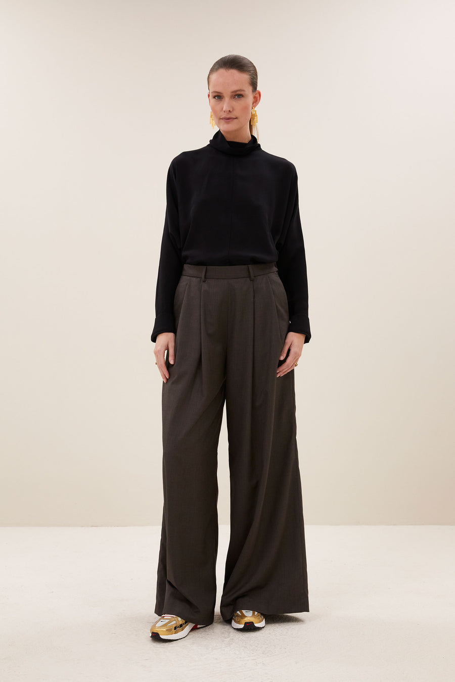 ien-viscose-blouse-jet-black-all-time classic-knoopsluiting-hoge hals-by-bar-aanvullende-foto