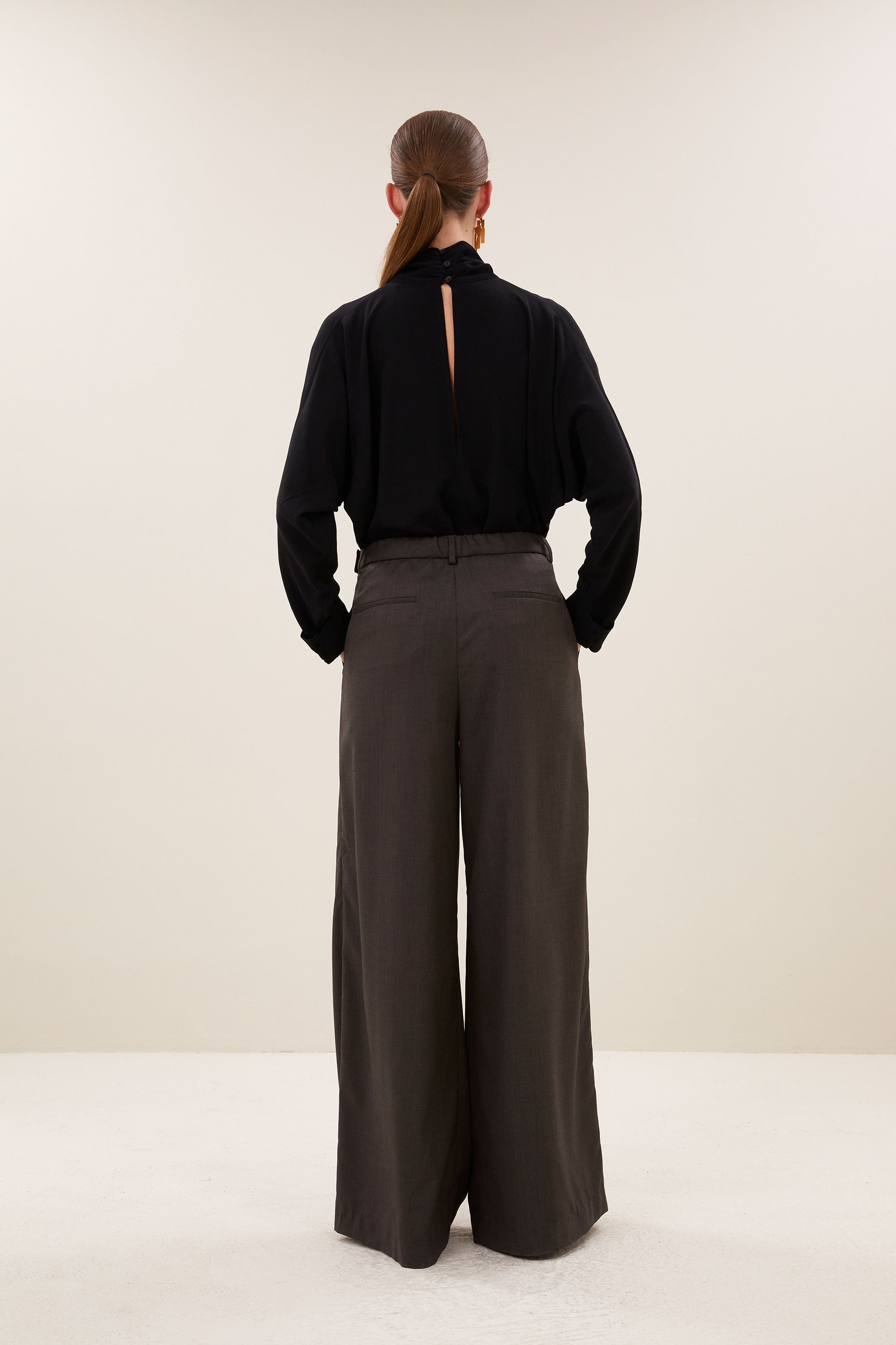 ien-viscose-blouse-jet-black-all-time classic-knoopsluiting-hoge hals-by-bar-achteraanzicht
