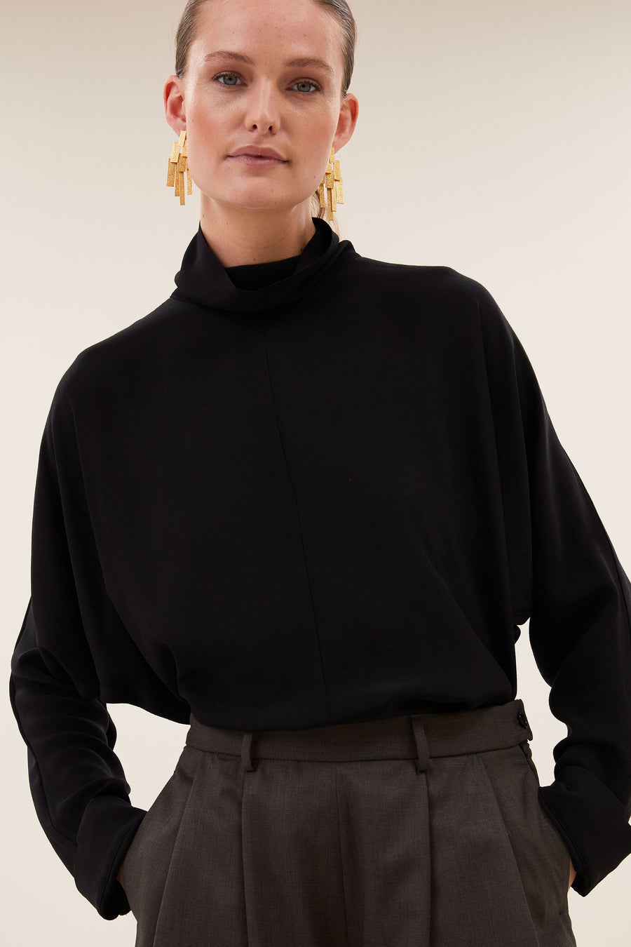 ien-viscose-blouse-jet-black-all-time classic-knoopsluiting-hoge hals-by-bar-sfeerbeeld