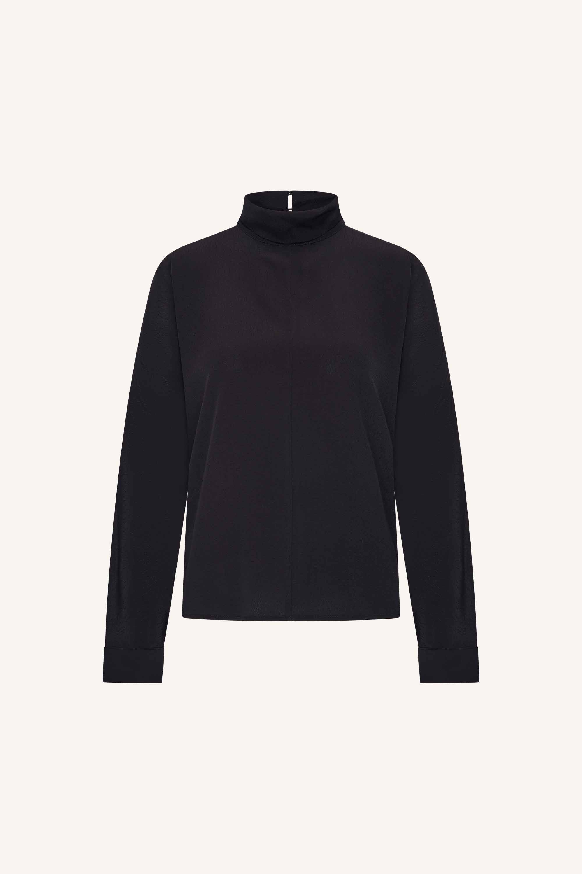ien-viscose-blouse-jet-black-all-time classic-knoopsluiting-hoge hals-by-bar-productfoto
