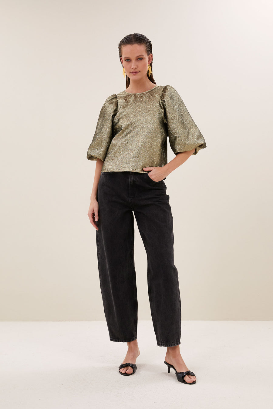 juta-gold-blouse-gold-korte fit-pofmouwen-v-halslijn-by-bar-aanvullende-foto