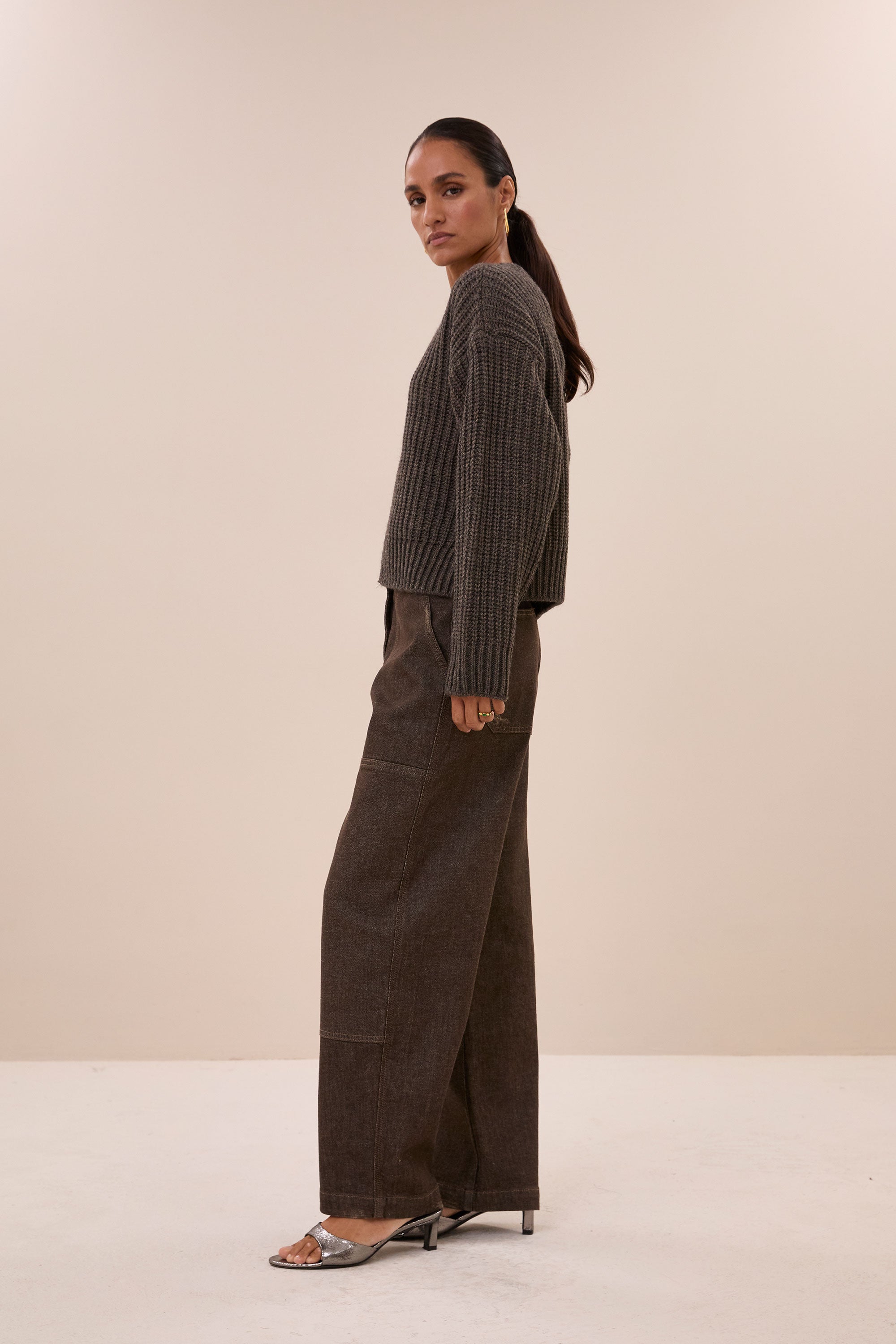 lavi-cardigan-biscuit-ribpatroon-ronde halslijn-ritssluiting-by-bar-zijaanzicht