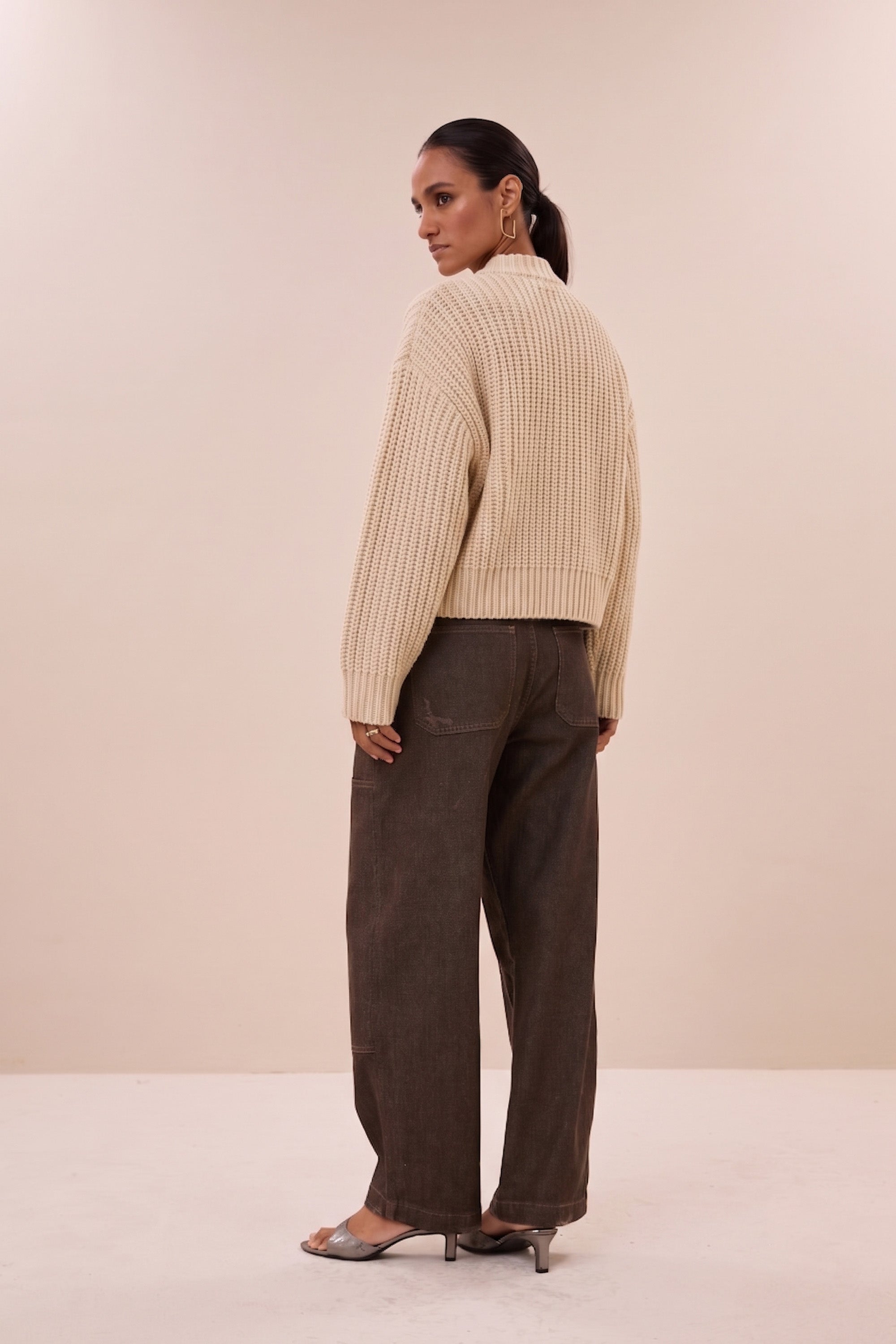 lavi-cardigan-chalk-ribpatroon-ronde halslijn-ritssluiting-by-bar-vooraanzicht