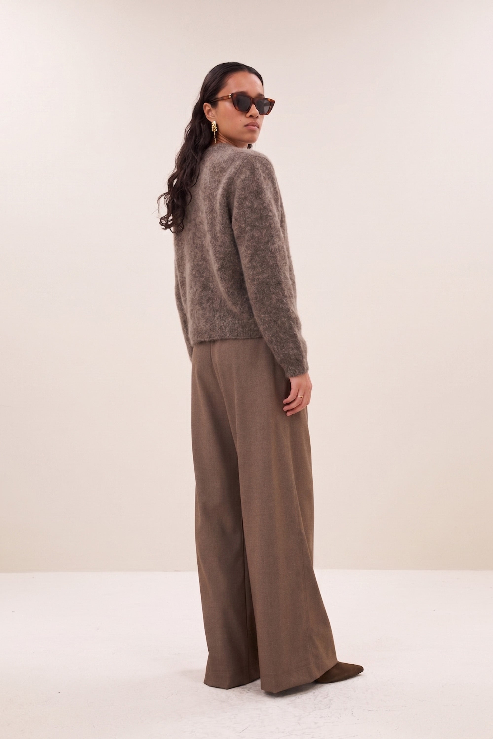 vasile-cardigan-dark-biscuit-alpacamix kwaliteit-knoopsluiting-casual fit-by-bar-achteraanzicht