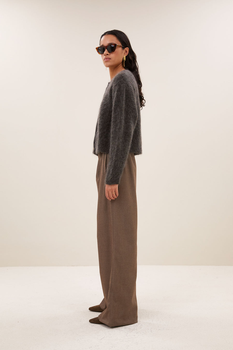 vasile-cardigan-moss-brown-alpacamix kwaliteit-knoopsluiting-casual fit-by-bar-zijaanzicht