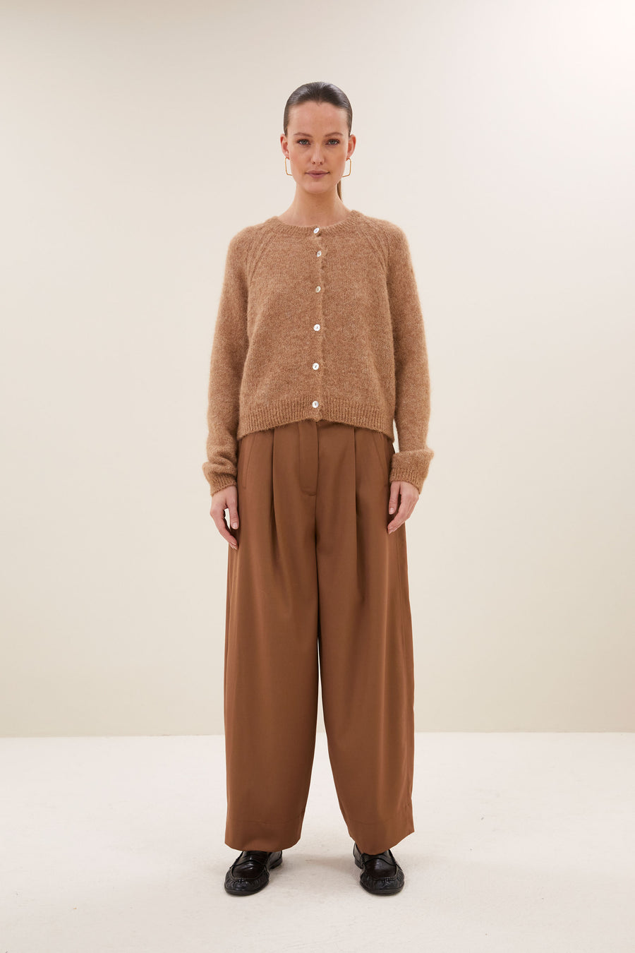falon-cardigan-camel-alpacamix kwaliteit-knoopsluiting-ronde halslijn-by-bar-sfeerbeeld