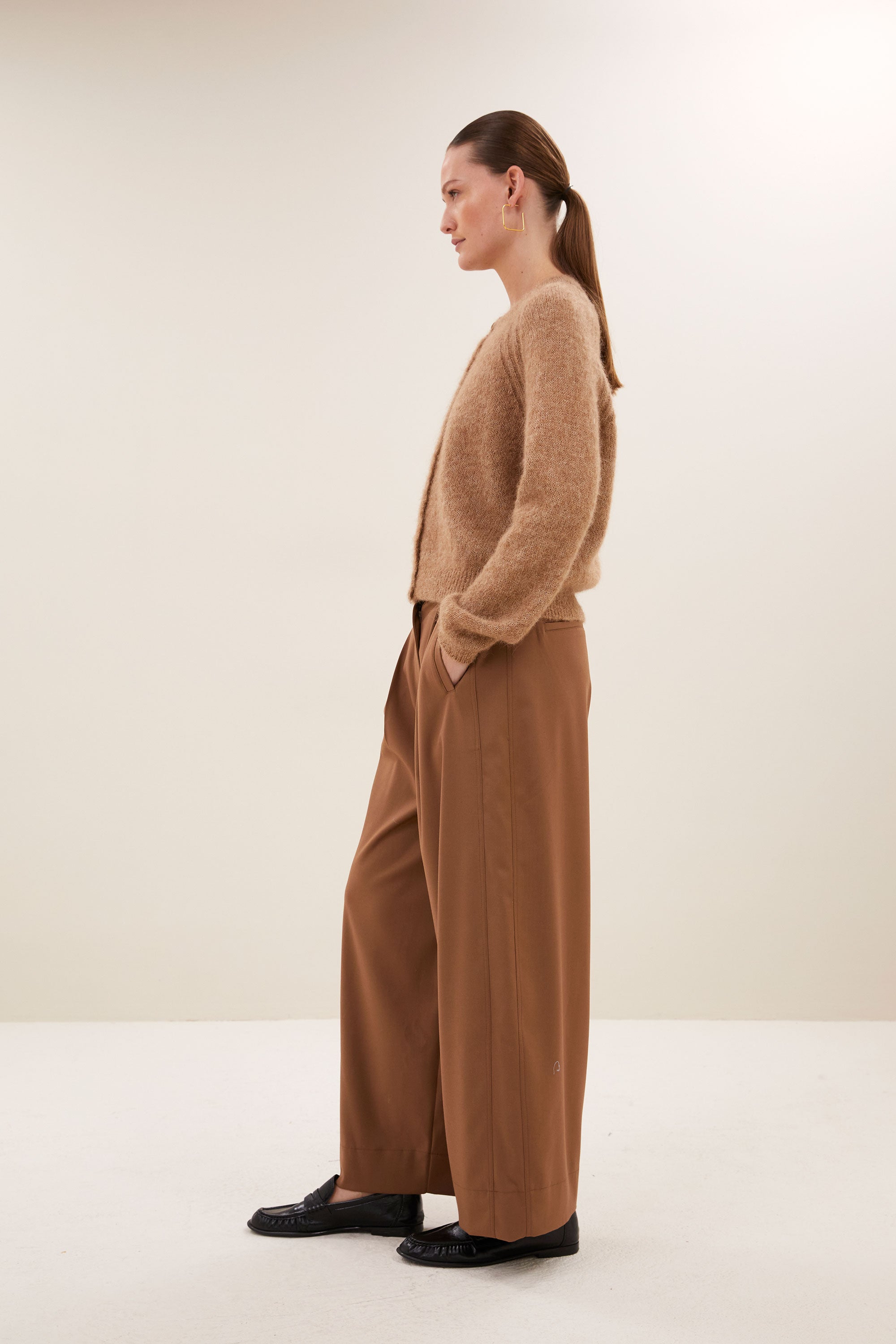 falon-cardigan-camel-alpacamix kwaliteit-knoopsluiting-ronde halslijn-by-bar-zijaanzicht