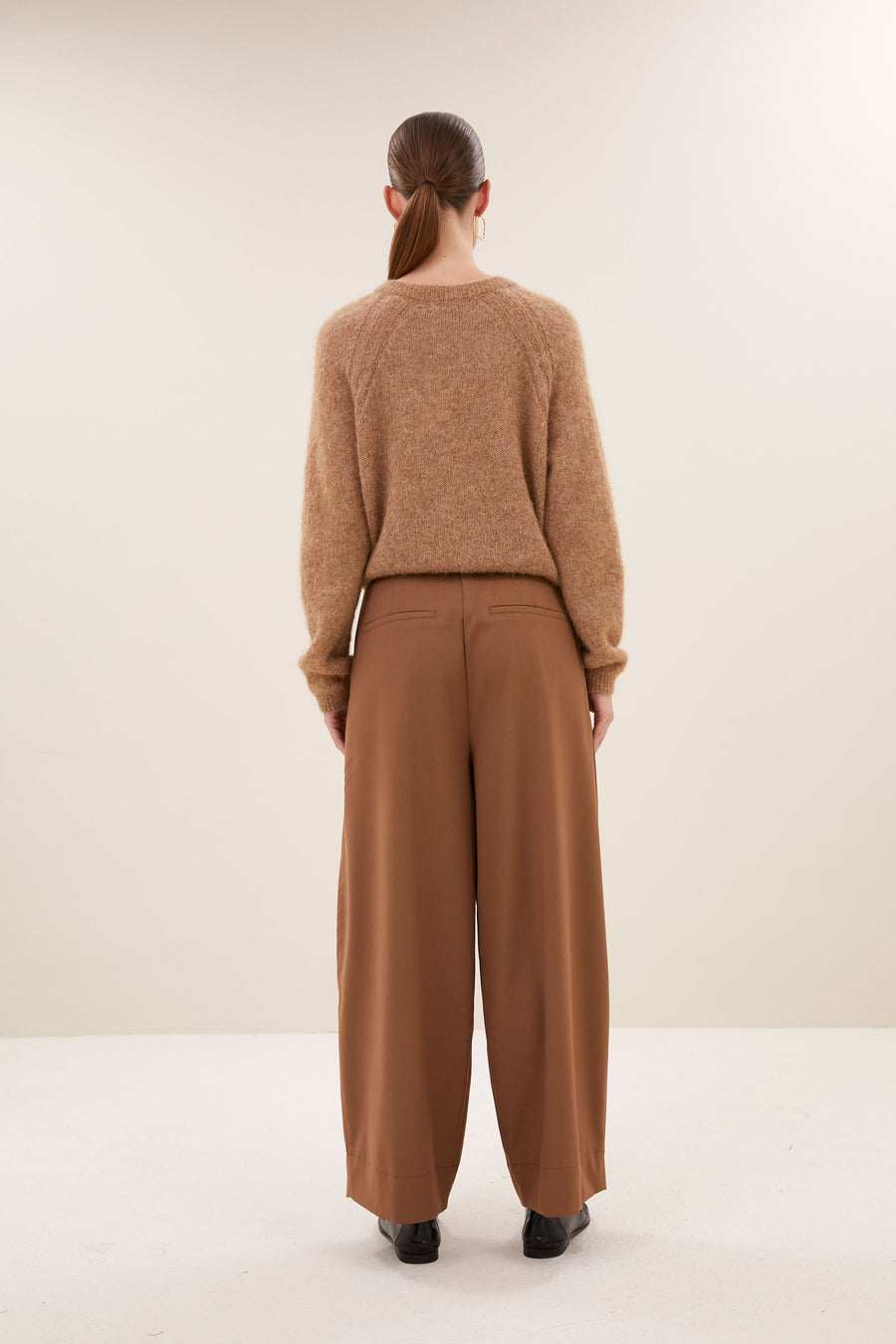 falon-cardigan-camel-alpacamix kwaliteit-knoopsluiting-ronde halslijn-by-bar-achteraanzicht
