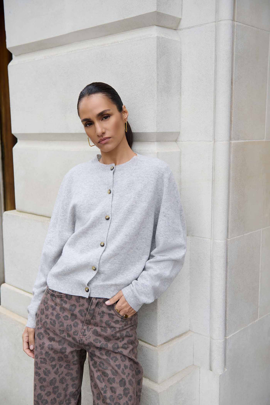 cleo-merino-cardigan-grey-melee-merino wol-knoopsluiting-ronde halslijn-by-bar-sfeerbeeld