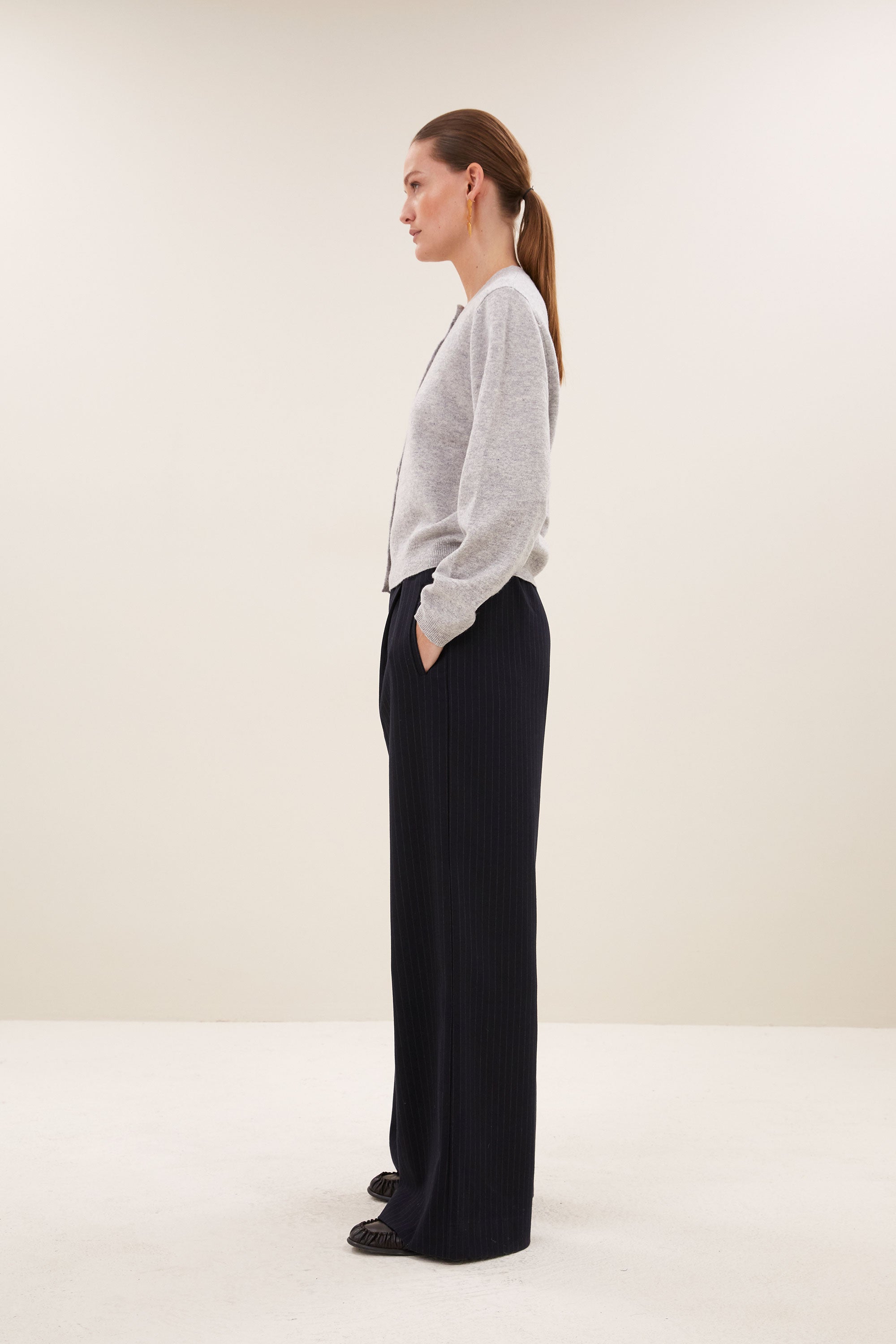 cleo-merino-cardigan-grey-melee-merino wol-knoopsluiting-ronde halslijn-by-bar-zijaanzicht