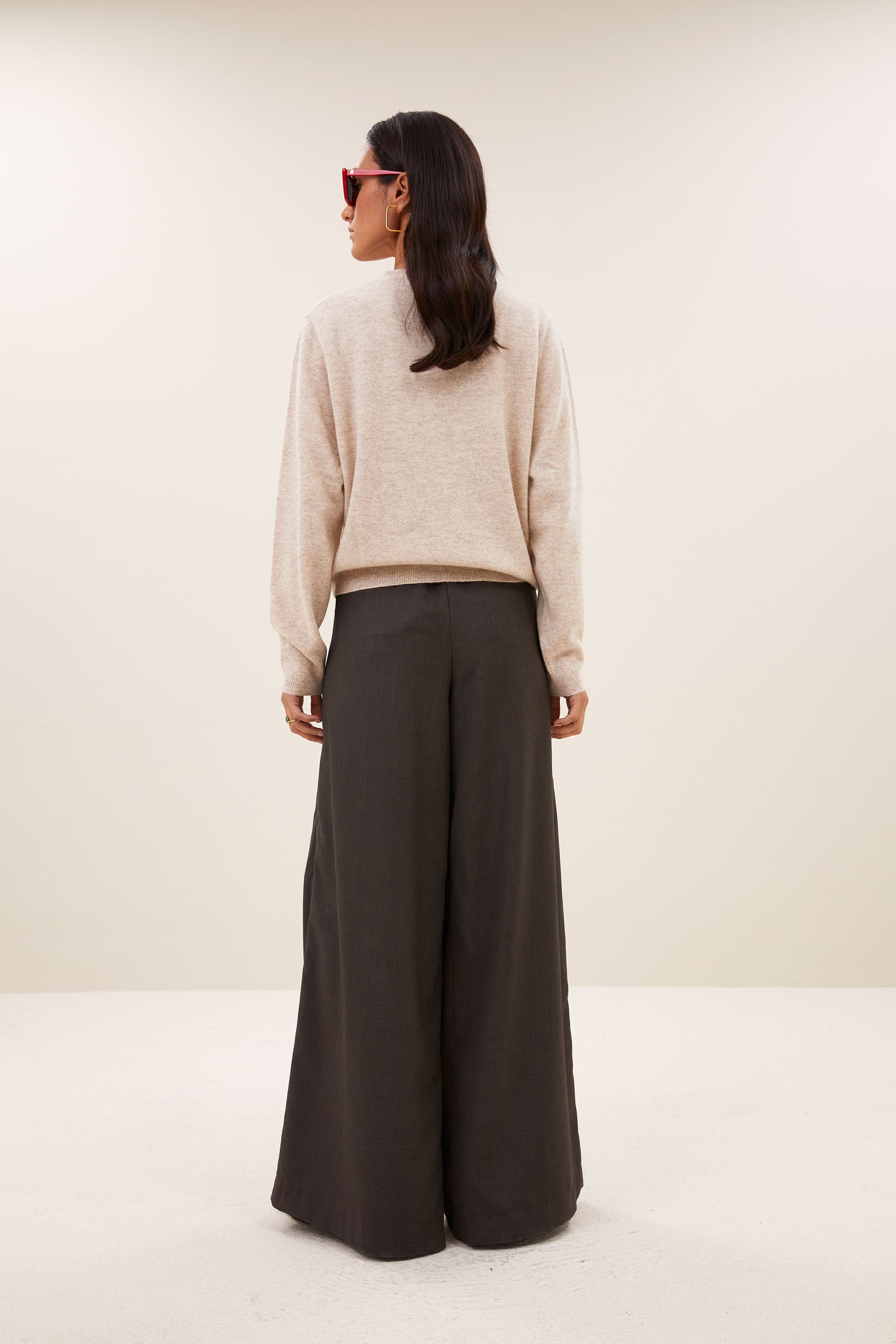 cleo-merino-cardigan-oyster-melee-merino wol-knoopsluiting-ronde halslijn-by-bar-achteraanzicht