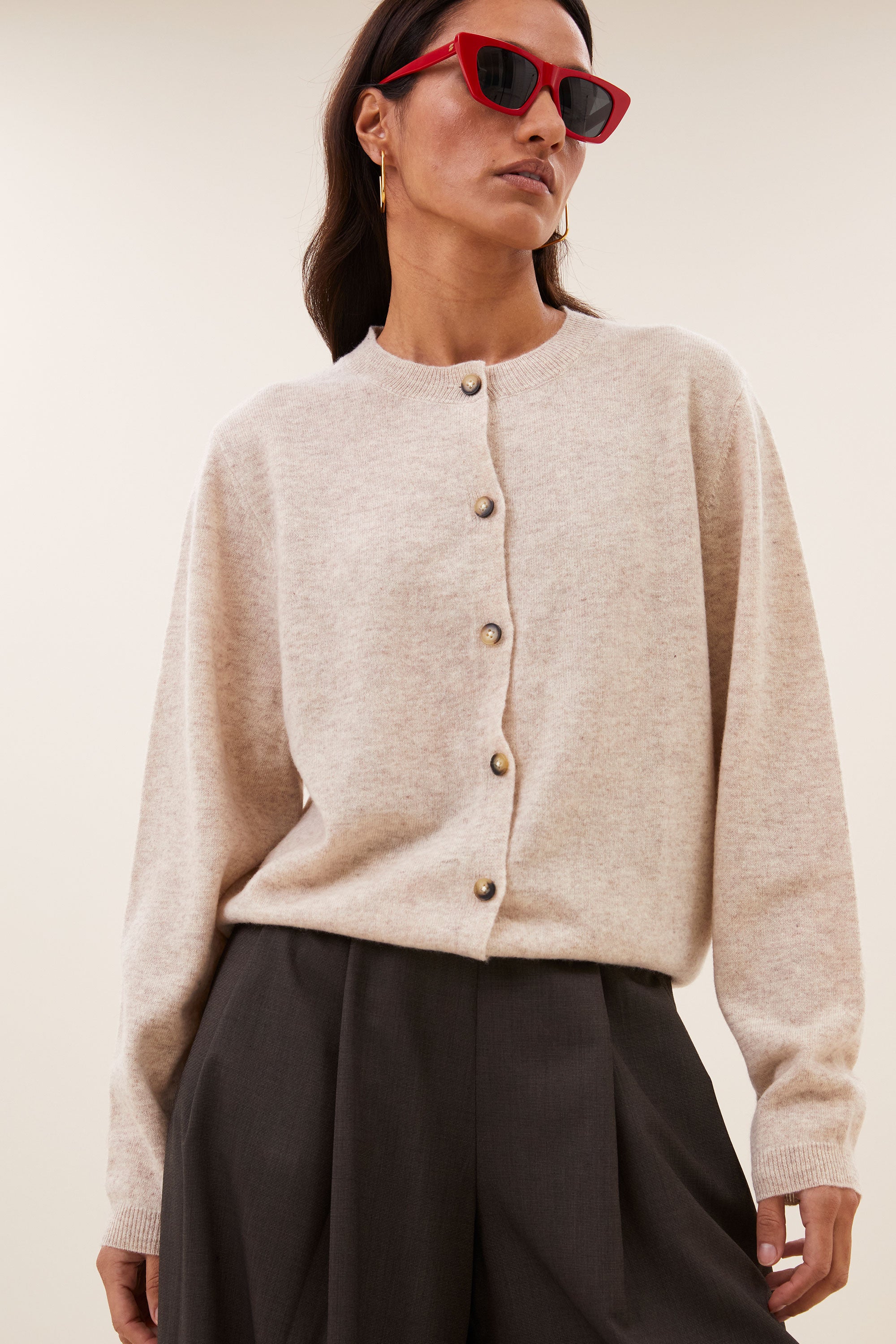 cleo-merino-cardigan-oyster-melee-merino wol-knoopsluiting-ronde halslijn-by-bar-aanvullende-foto