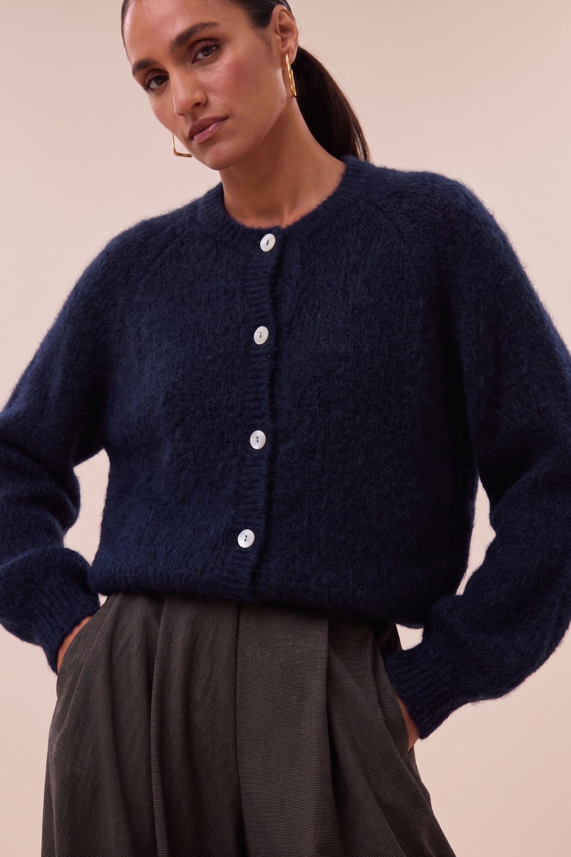 sian-cardigan-midnight-all-time classic-knoopsluiting-mix van mohair-by-bar-sfeerbeeld