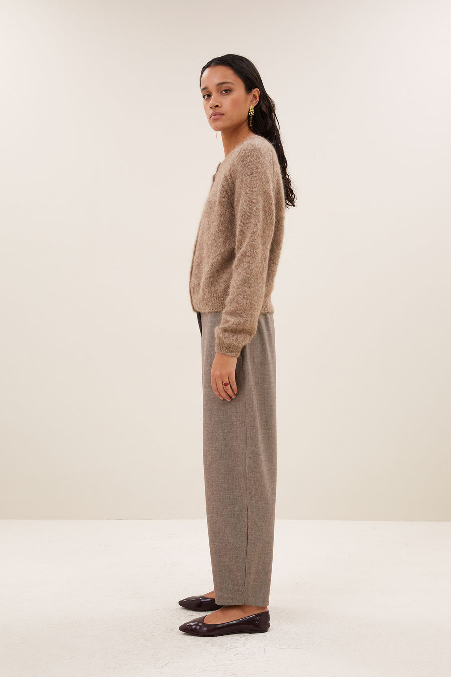 falon-cardigan-biscuit-melee-alpacamix kwaliteit-knoopsluiting-ronde halslijn-by-bar-zijaanzicht