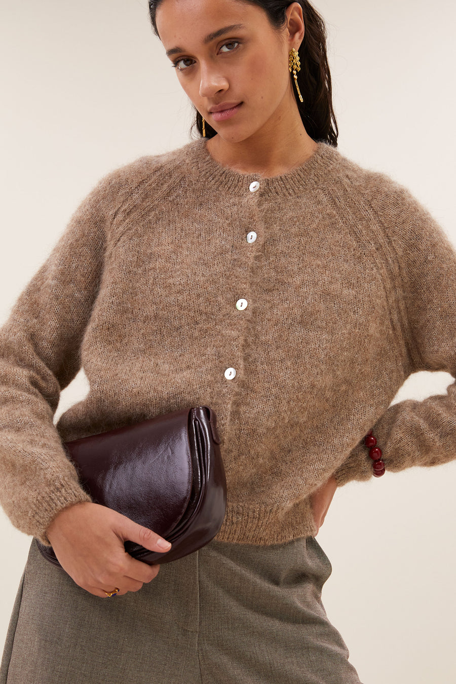 falon-cardigan-biscuit-melee-alpacamix kwaliteit-knoopsluiting-ronde halslijn-by-bar-sfeerbeeld