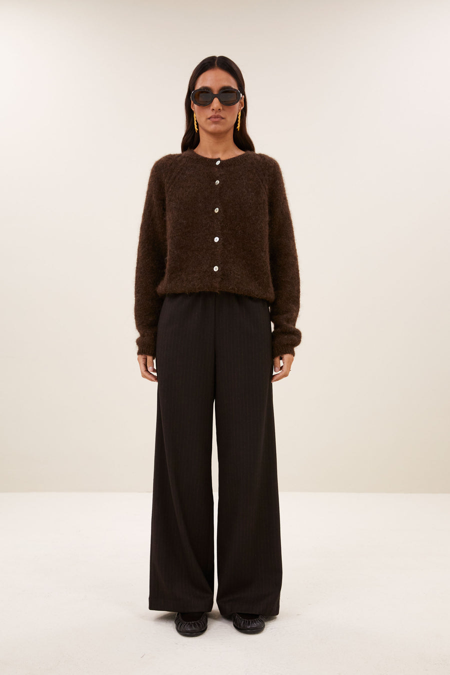 falon-cardigan-deep-brown-alpacamix kwaliteit-knoopsluiting-ronde halslijn-by-bar-vooraanzicht