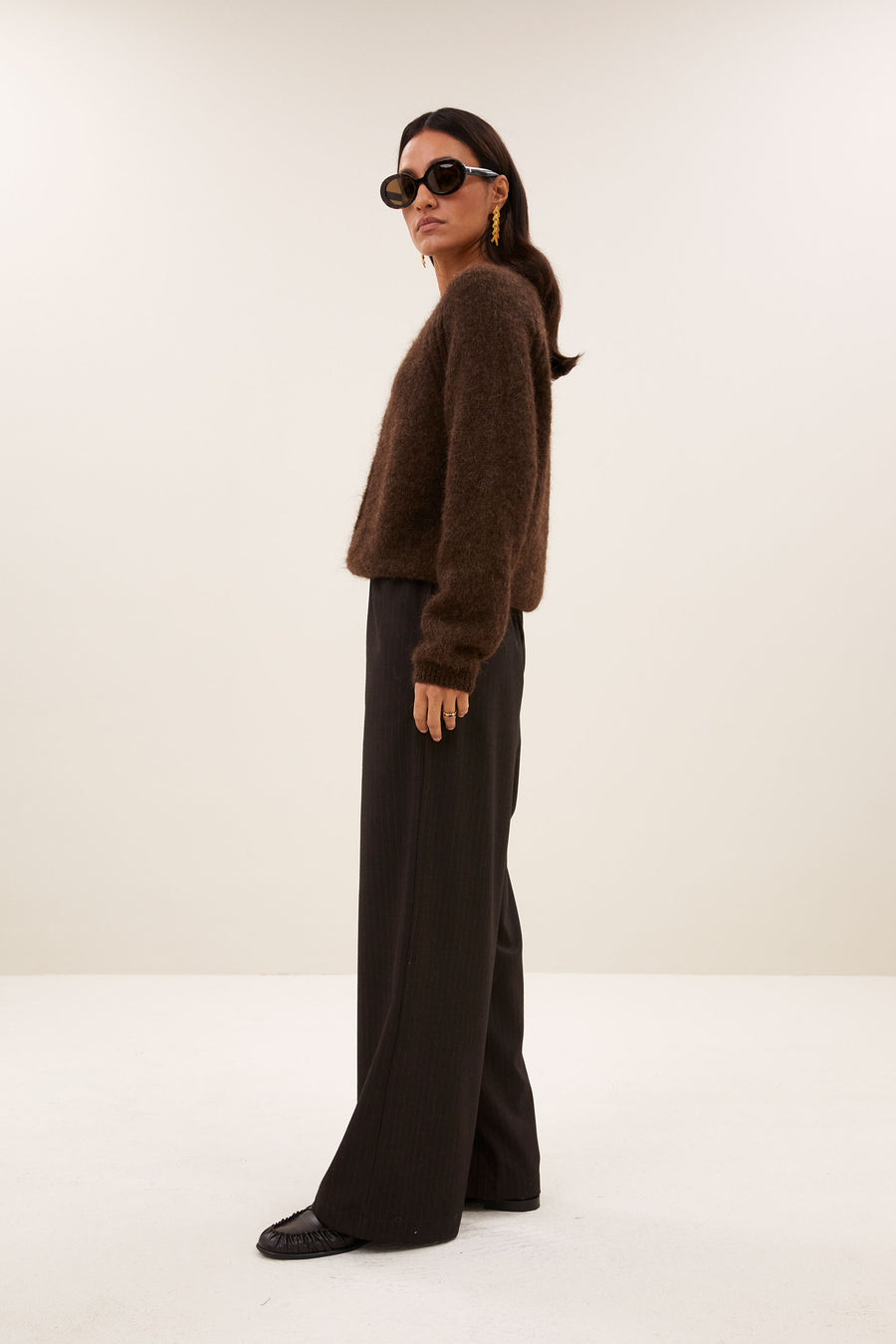 falon-cardigan-deep-brown-alpacamix kwaliteit-knoopsluiting-ronde halslijn-by-bar-zijaanzicht