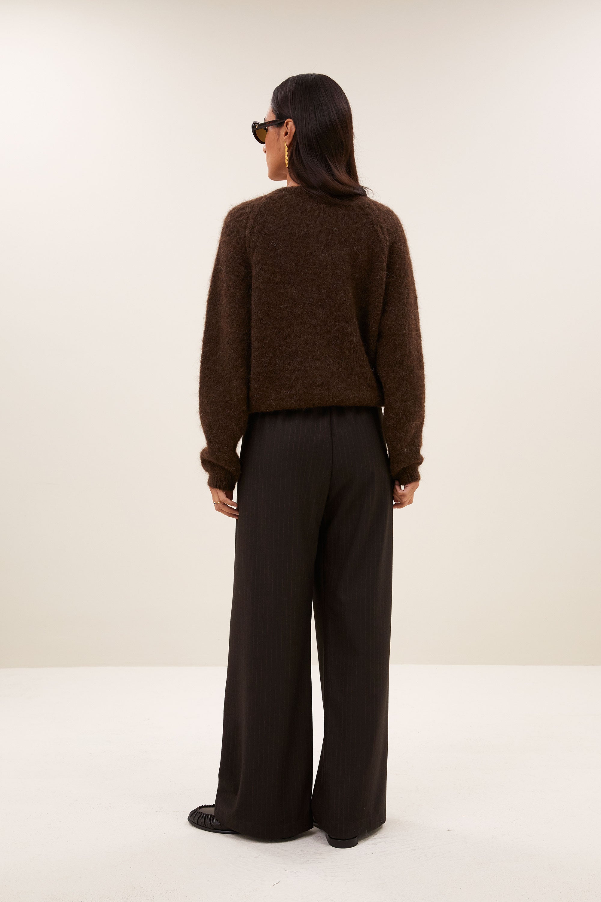 falon-cardigan-deep-brown-alpacamix kwaliteit-knoopsluiting-ronde halslijn-by-bar-achteraanzicht